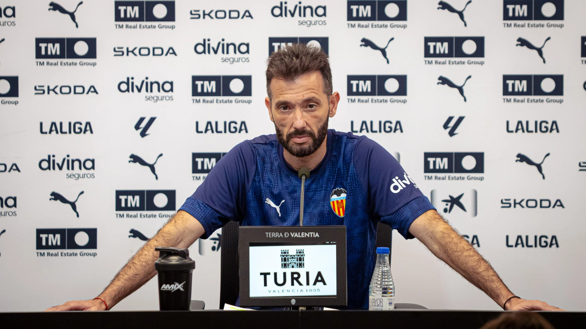 Palo del entrenador del Valencia a LaLiga por tener que jugar en el Johan Cruyff