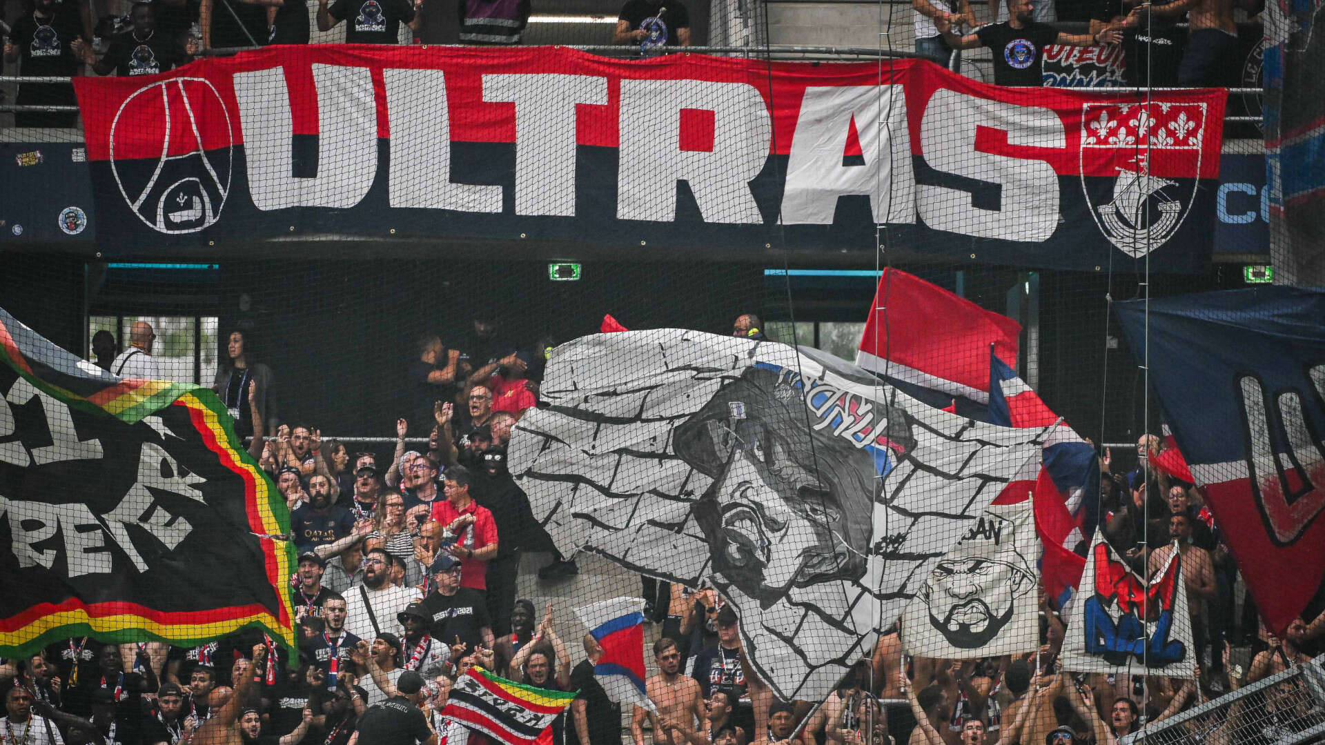 El polémico tifo de los ultra del PSG que puede provocar una crisis política