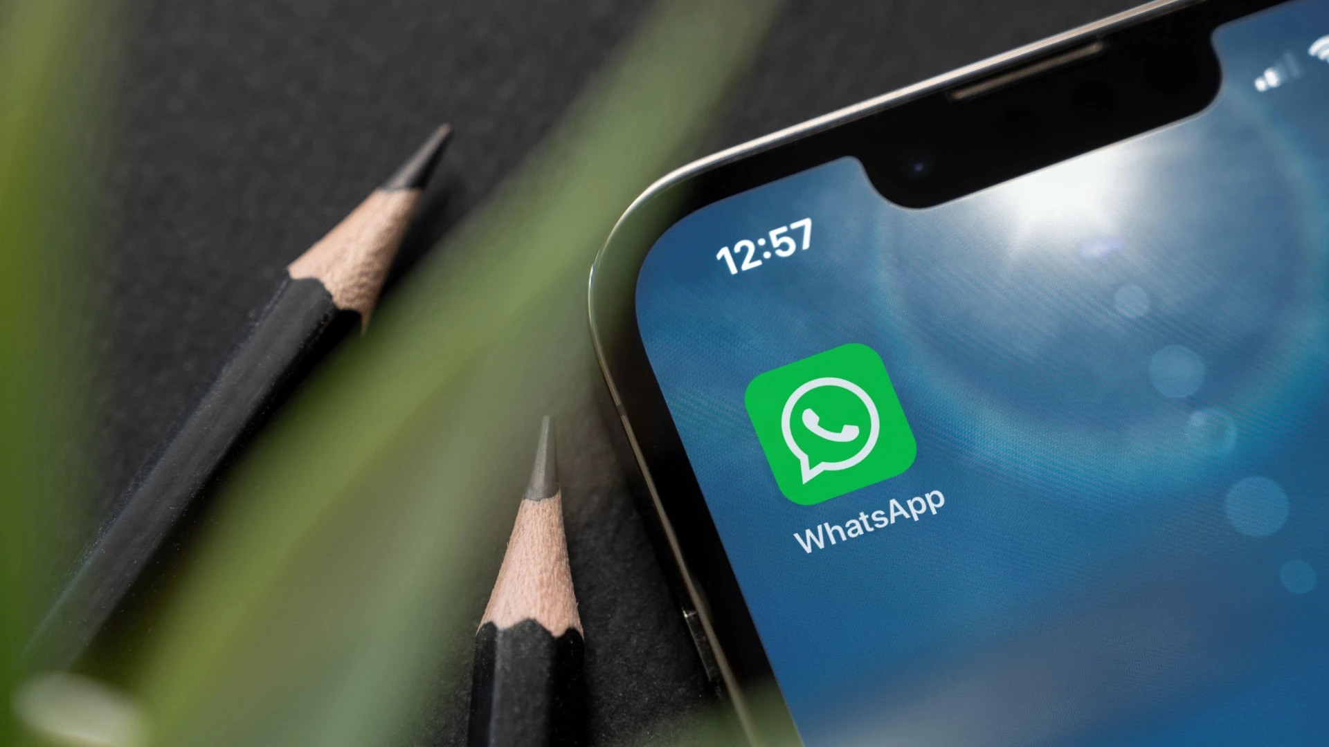El ajuste de WhatsApp que viene ya activado y pone en peligro tu móvil: los expertos piden desactivarlo
