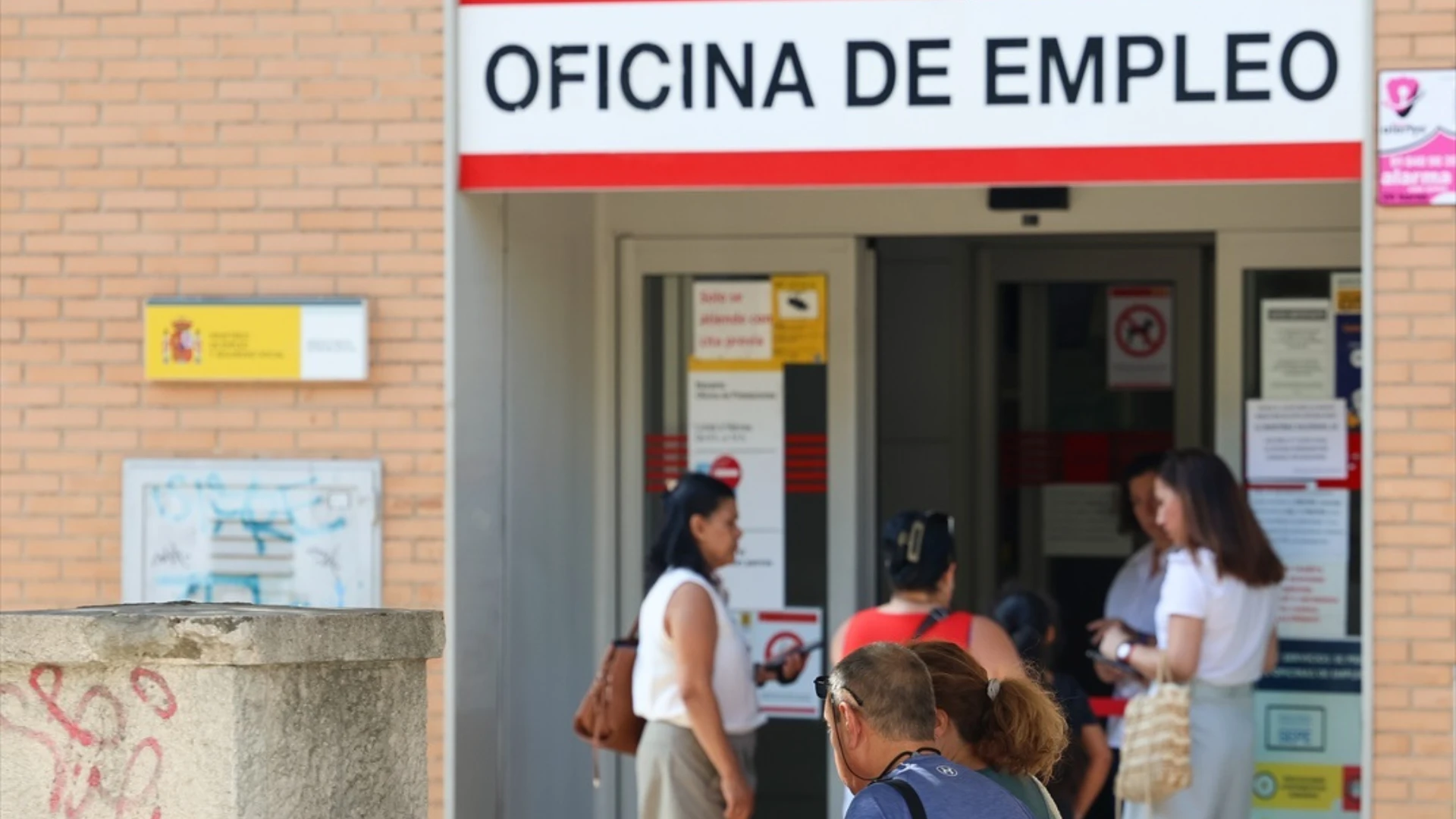 Las ayudas del SEPE y la Seguridad Social a las que pueden acceder las madres solteras en 2025: hasta 450 euros