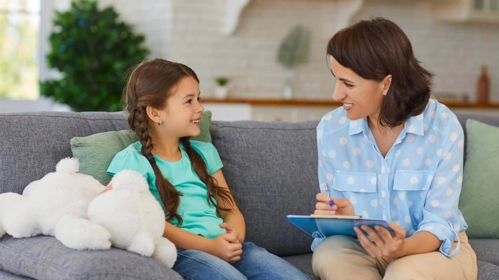 La ayuda de hasta 500 euros que puedes cobrar para contratar un cuidador para tu hijo en casa este otoño: antes del 7 de octubre