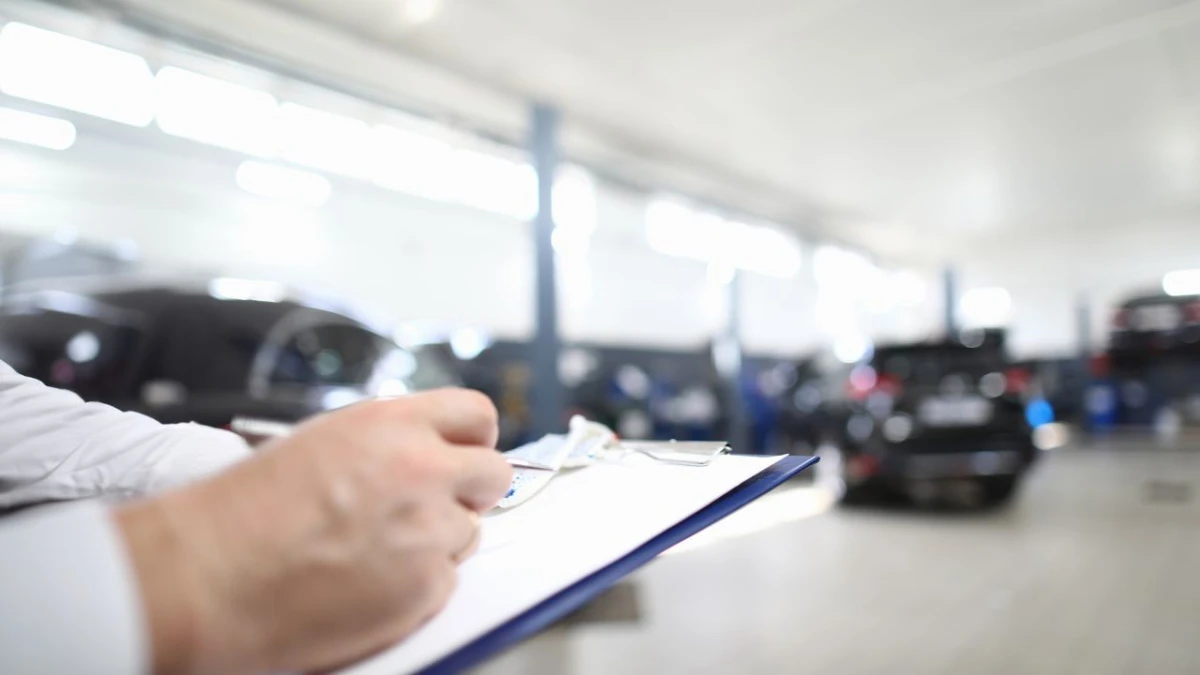 Entra a un concesionario y el vendedor se queda a cuadros al ver lo que trae para pagar los 10.000 euros del coche