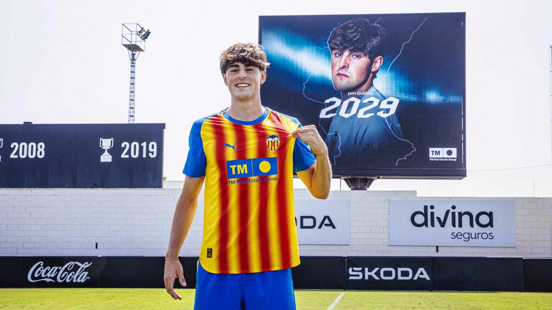Javi Guerra renueva su contrato con el Valencia hasta 2029