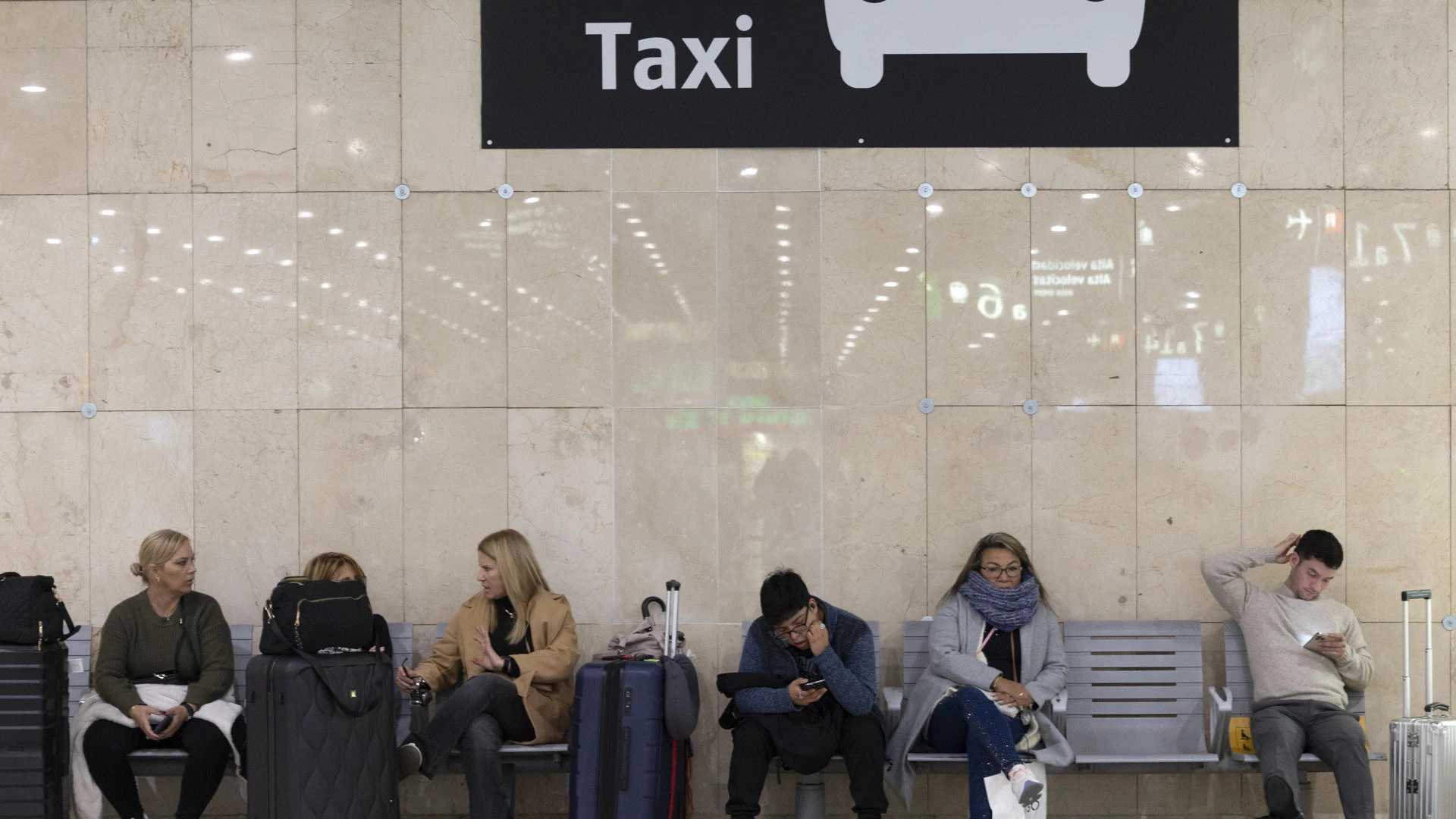 Adif suspende todos los servicios ferroviarios de todas las compañías a causa del apagón