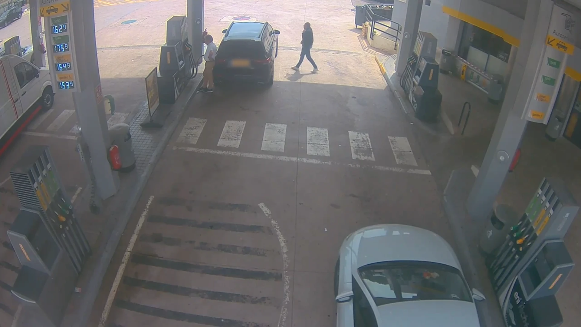 Un turista para en una gasolinera de Valencia, vuelve al coche y se da cuenta del error que cometió: hasta 54 veces y 127.000 euros de botín