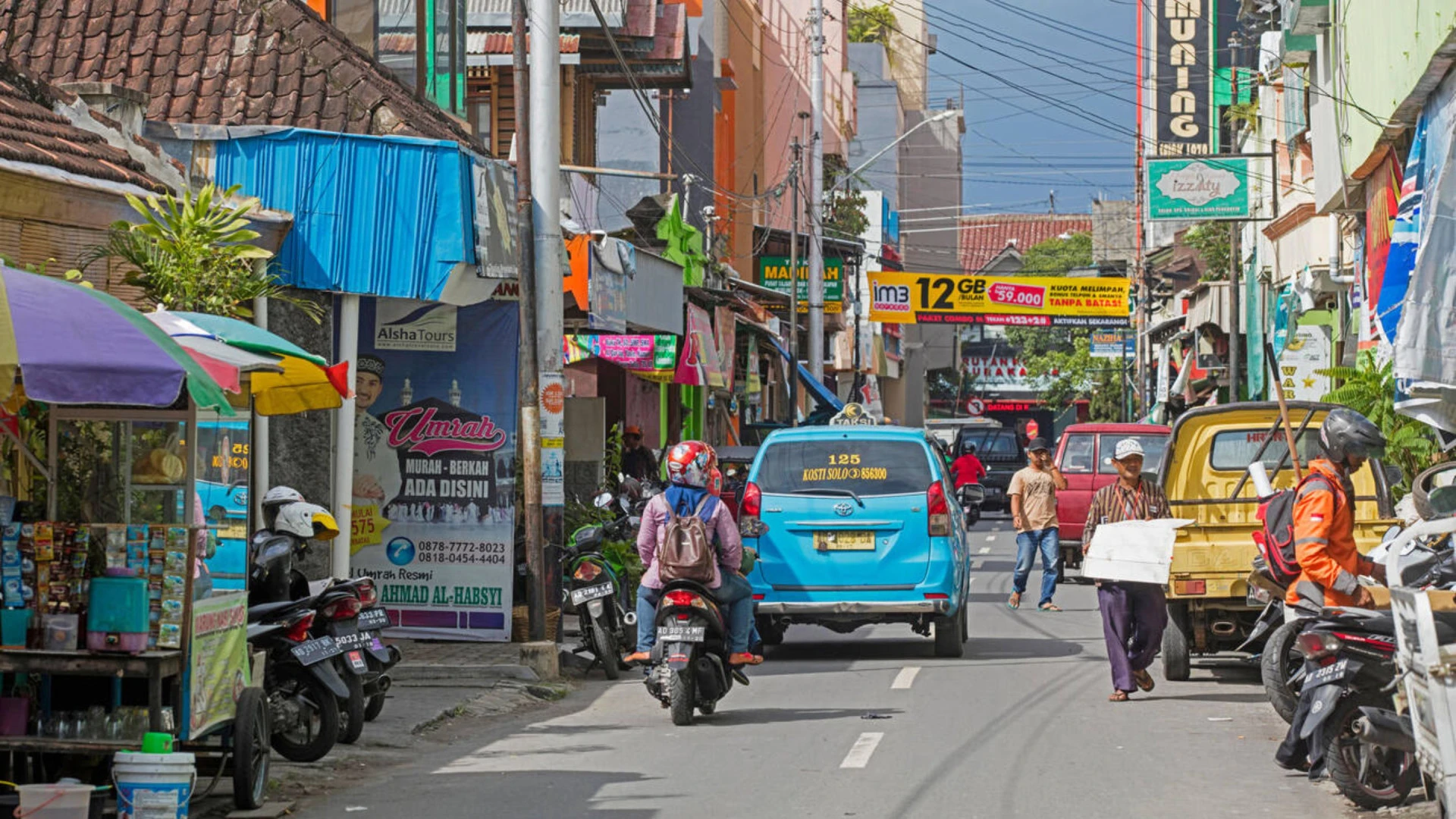 Viaja a Indonesia, se aloja en un hostal, y se despierta de repente por lo que siente en su mano: 