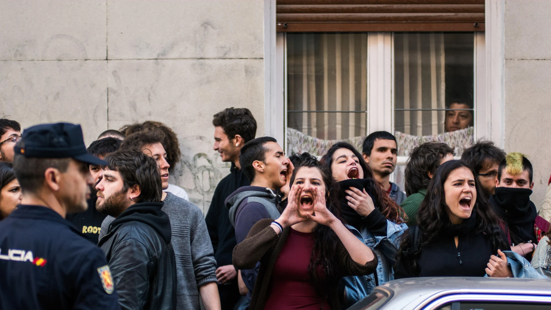 Pillan a unos okupas entrando en una casa en Valencia y los agentes de policía dan media vuelta tras oír una frase