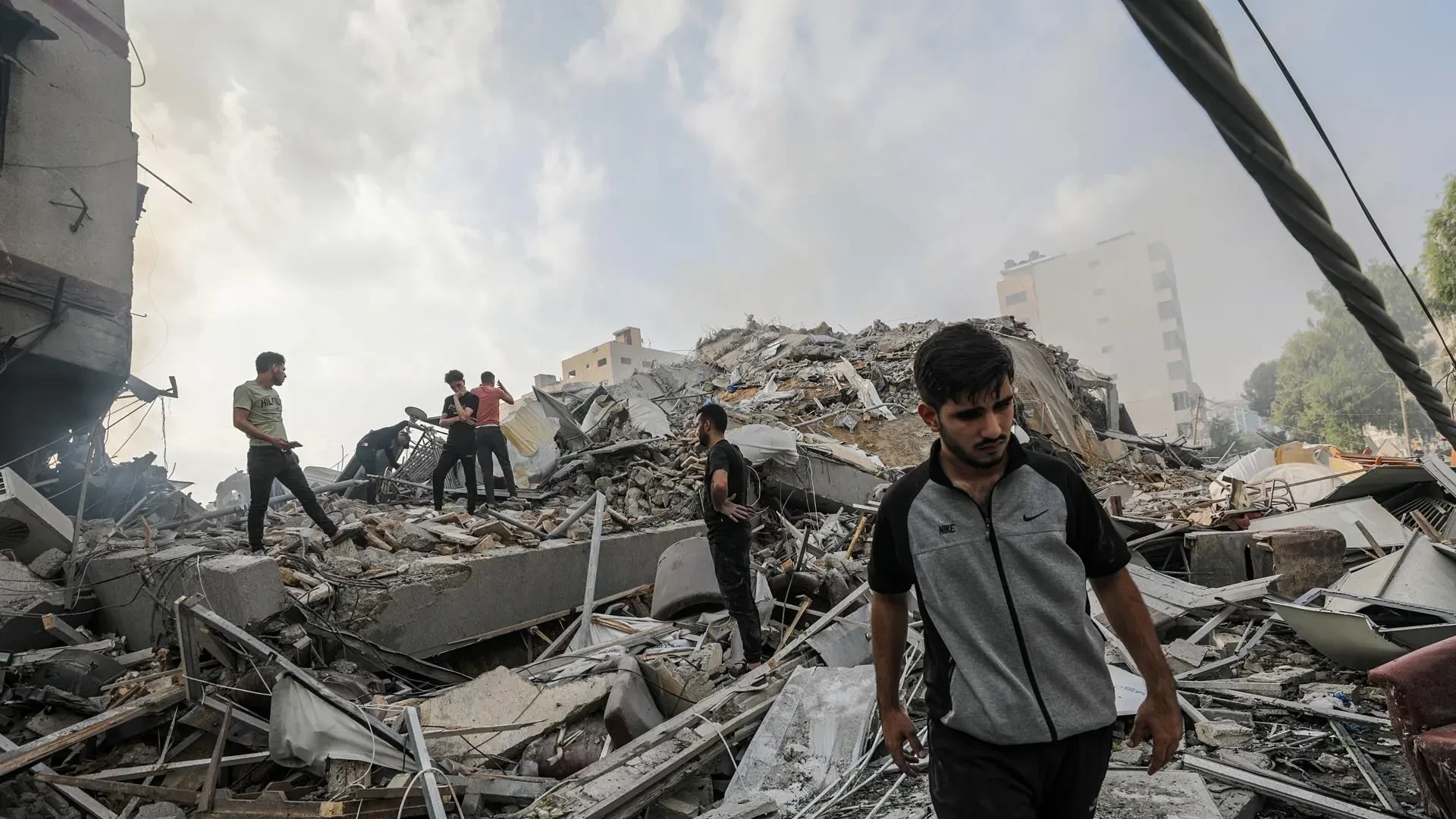 Israel asegura que otros 20 palés de ayuda humanitaria han sido lanzados este lunes sobre la Franja de Gaza