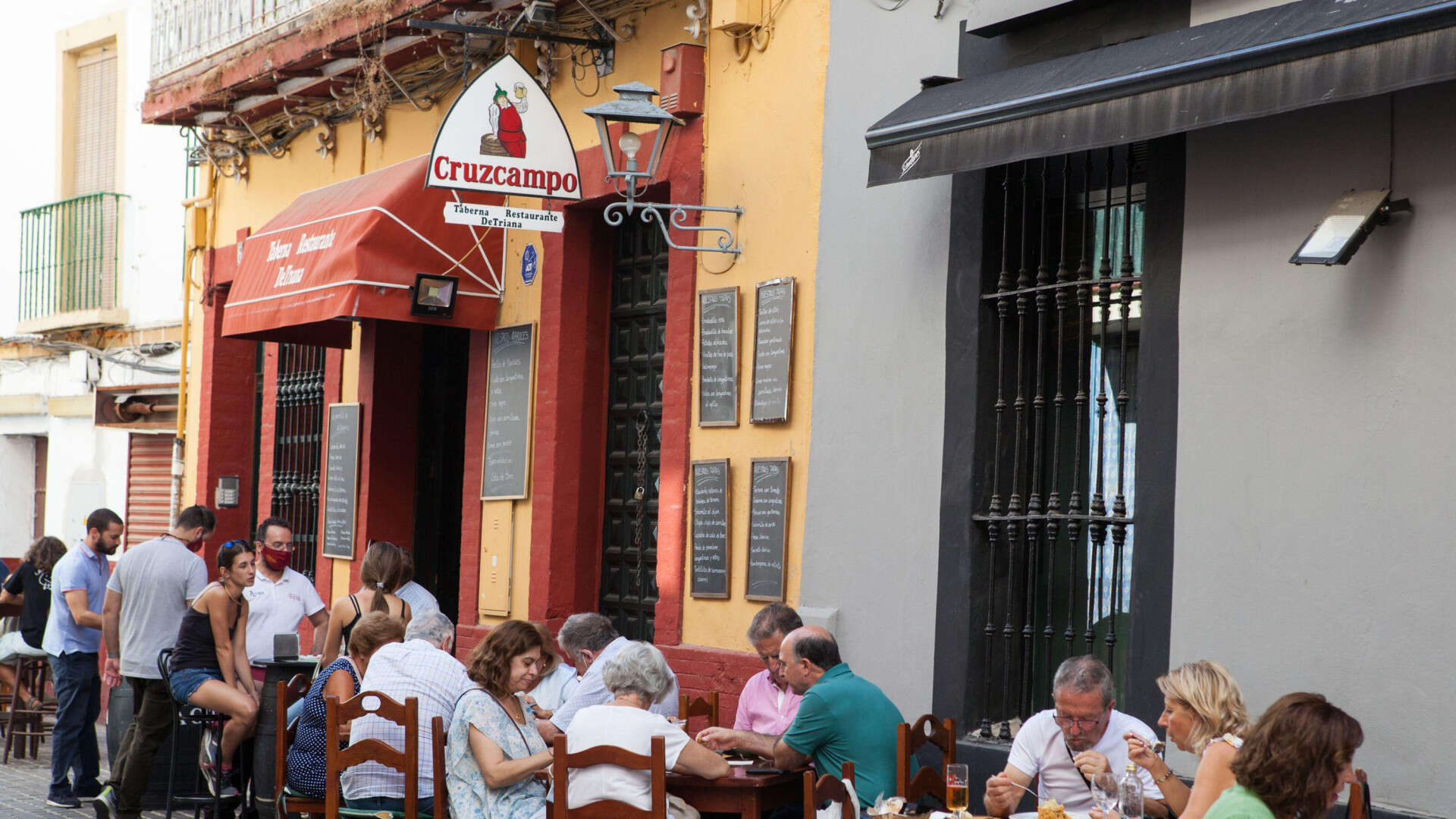 La absurda prohibición que ha hecho un restaurante a sus empleados que ha abierto un debate en redes: “Como siempre”