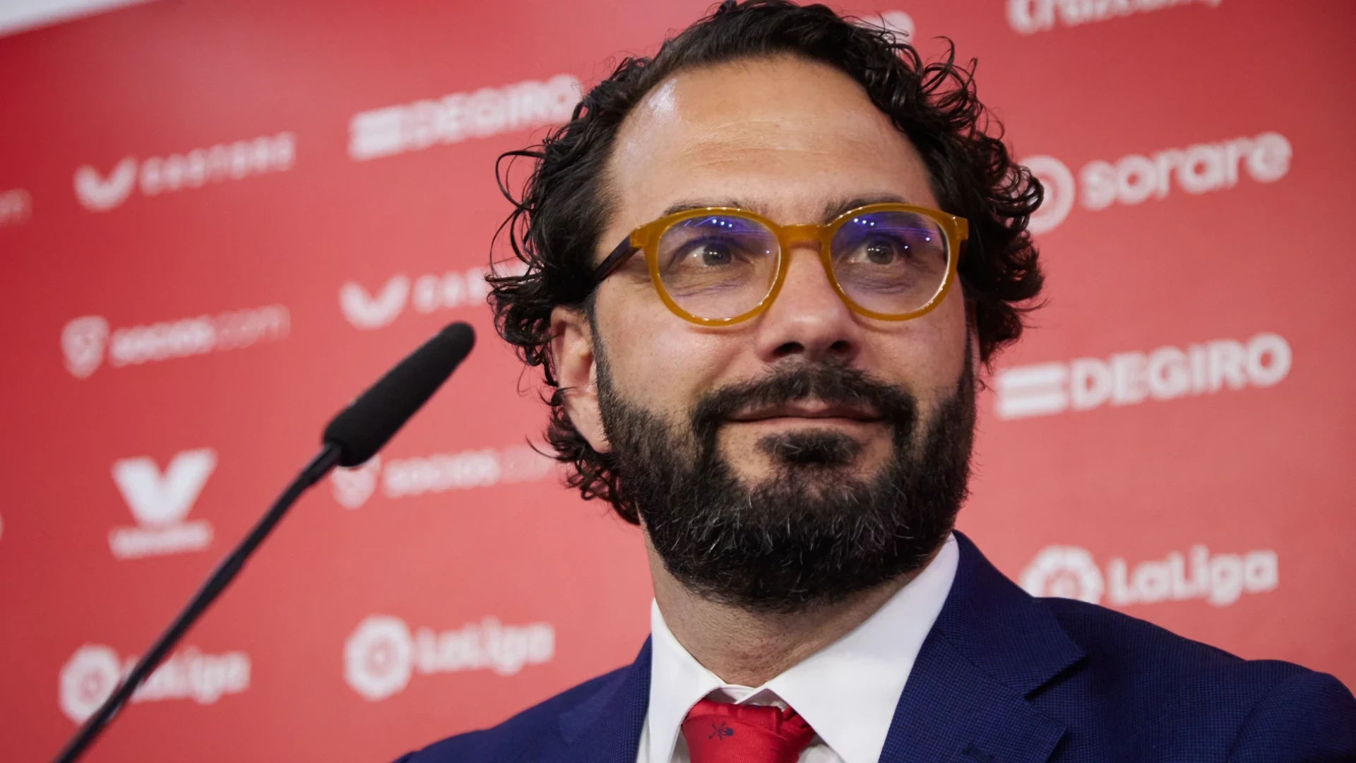 Víctor Orta paga los platos rotos del Sevilla