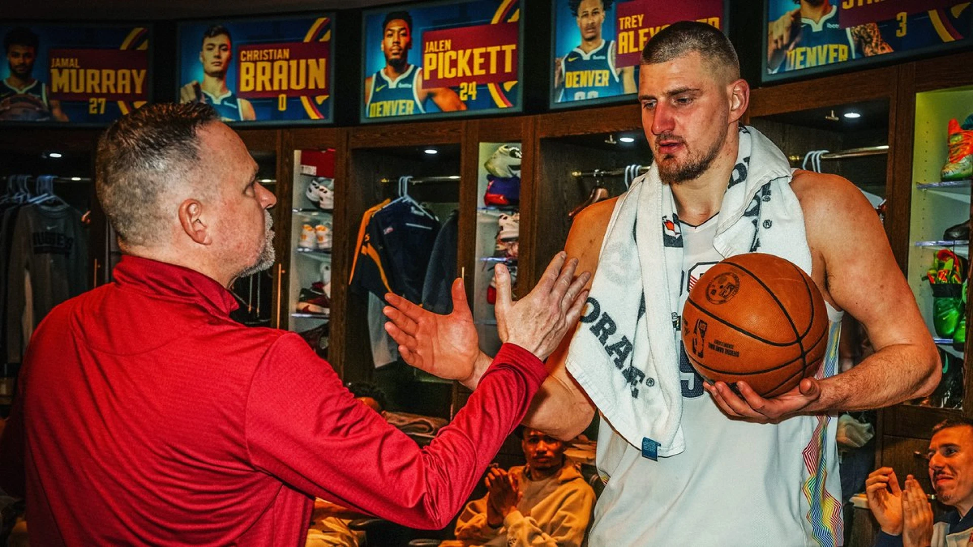 Nikola Jokic firma la mejor actuación de la historia de la NBA