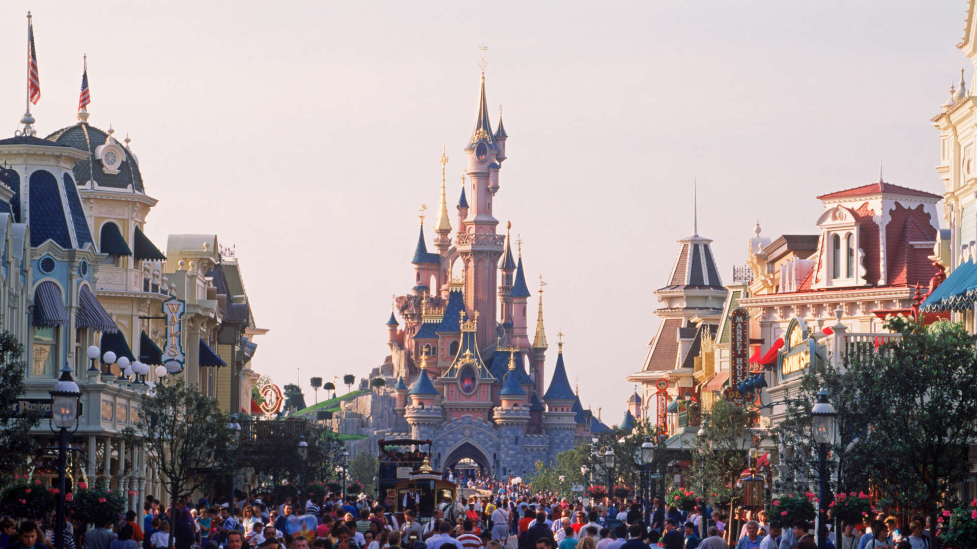 Disneyland aterriza en Sevilla: la oferta para trabajar que incluye alojamiento y no requiere experiencia