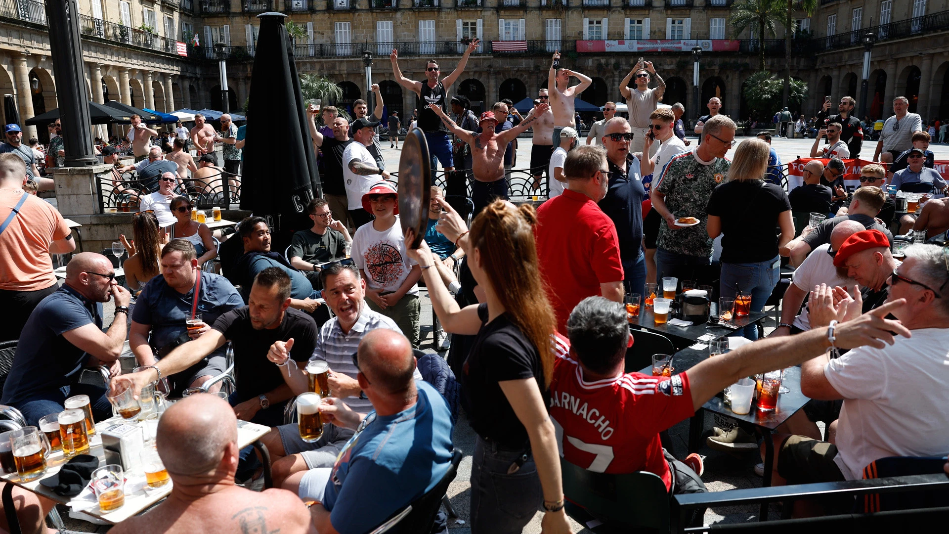Primeras horas sin incidencias reseñables en Bilbao con los aficionados ingleses