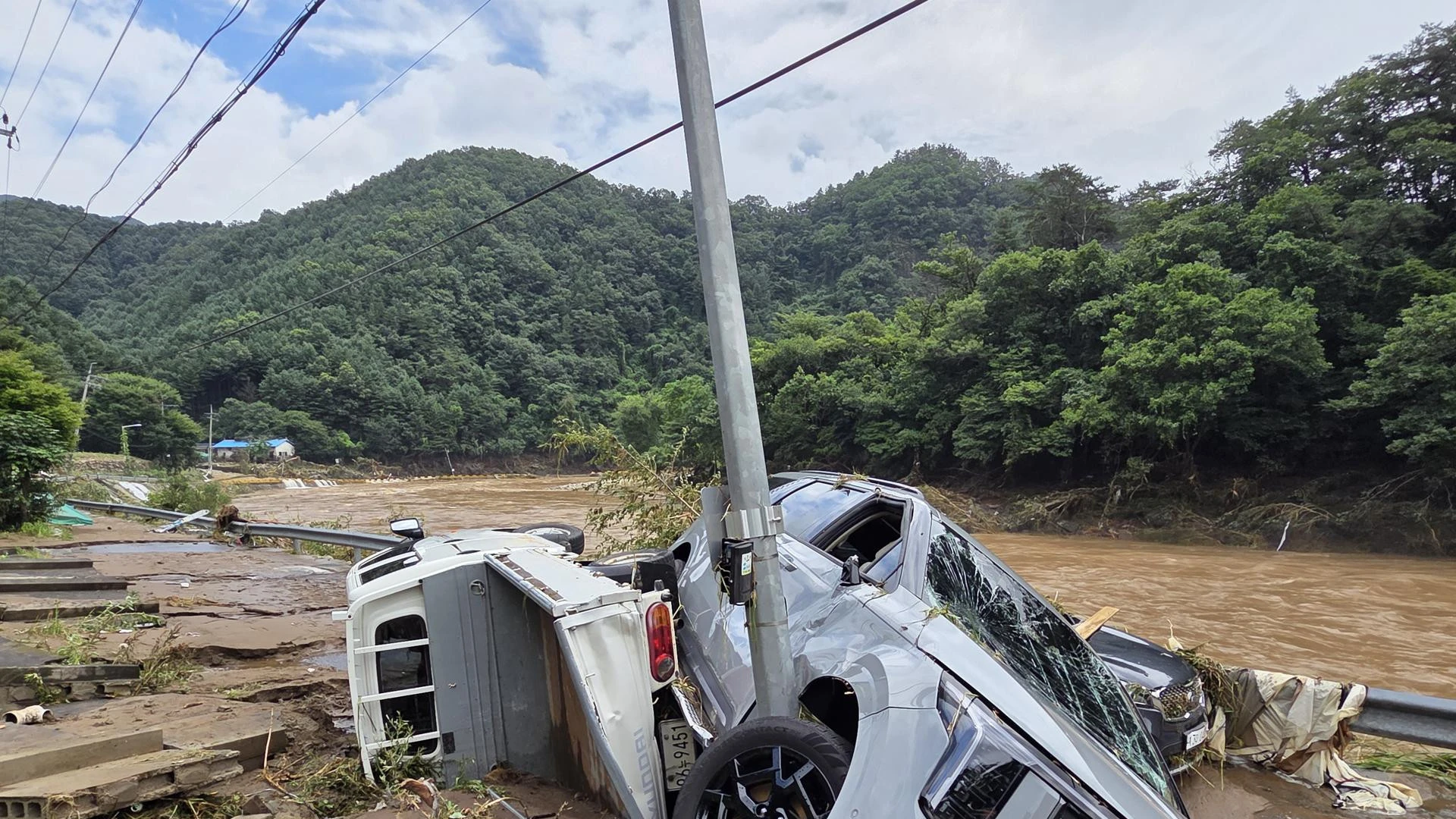 Al menos 10 muertos y casi 13.000 evacuados por las lluvias torrenciales en Corea del Sur