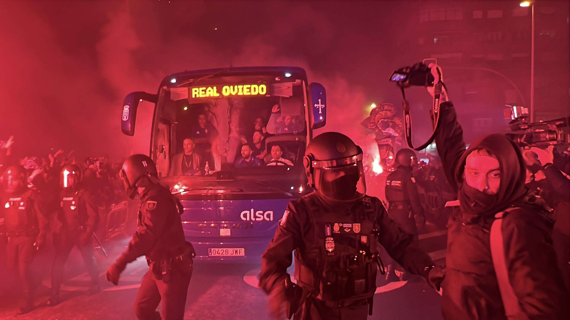 Un juez y un militar, detenidos antes del Oviedo - Sporting por empujar e increpar a agentes de la Policía