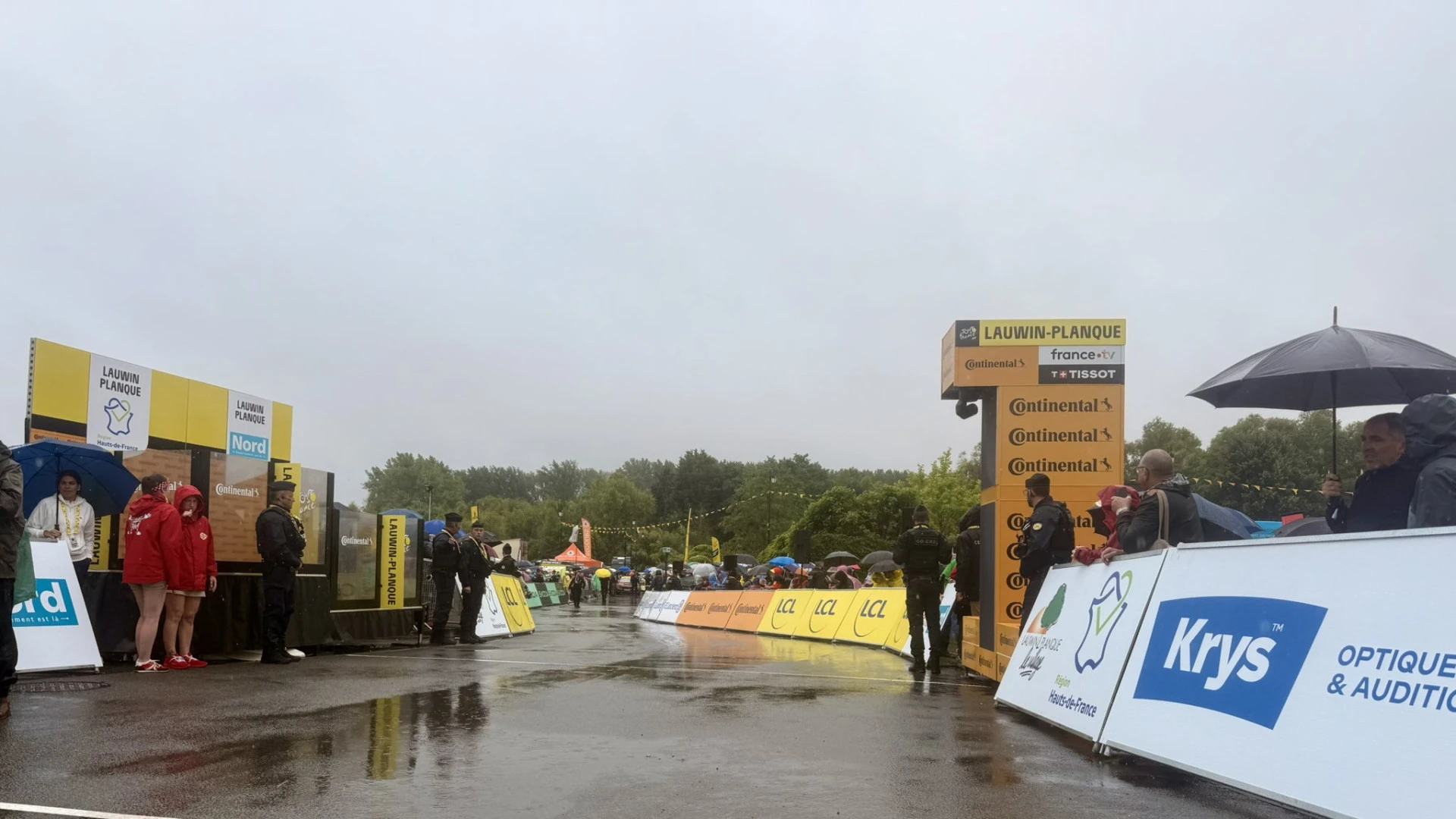 Caos en la salida del Tour de Francia: Los equipos no podían llegar al pueblo