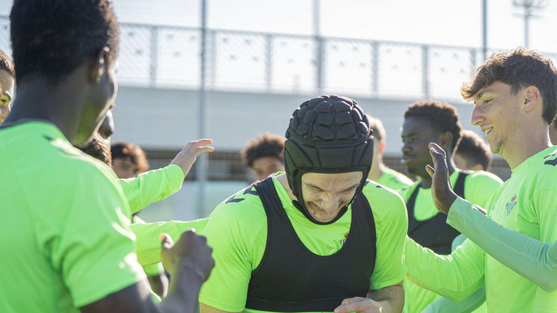 Félix Garreta regresa a los entrenamientos seis meses después con un casco de protección