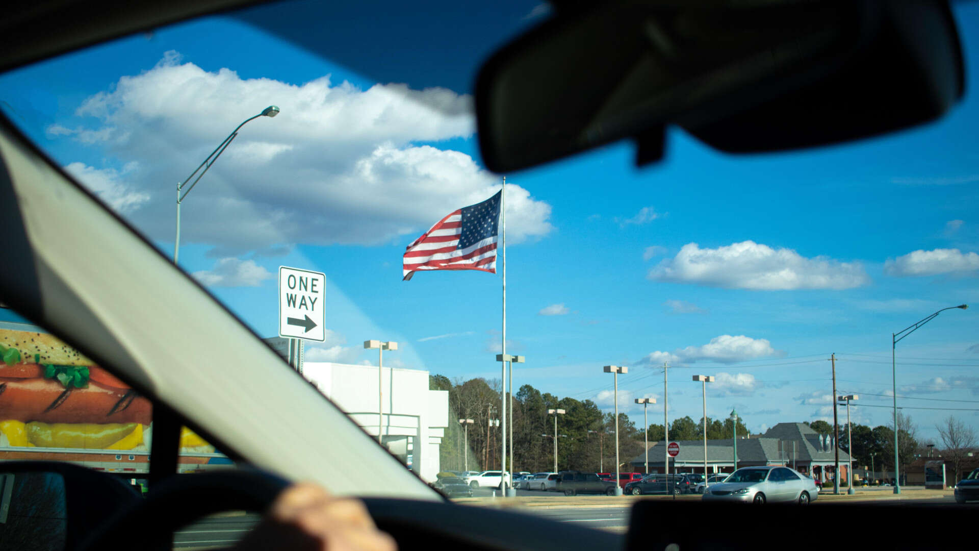 El gesto que debes realizar mientras conduces en Estados Unidos para evitarte problemas con la Policía: 