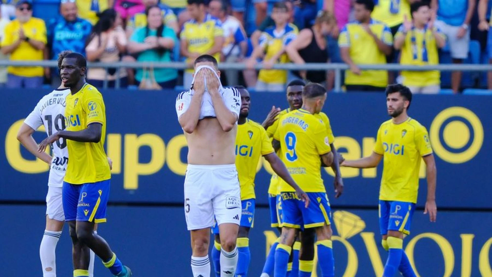 El Cádiz suma otra victoria ante un Albacete con un jugador menos