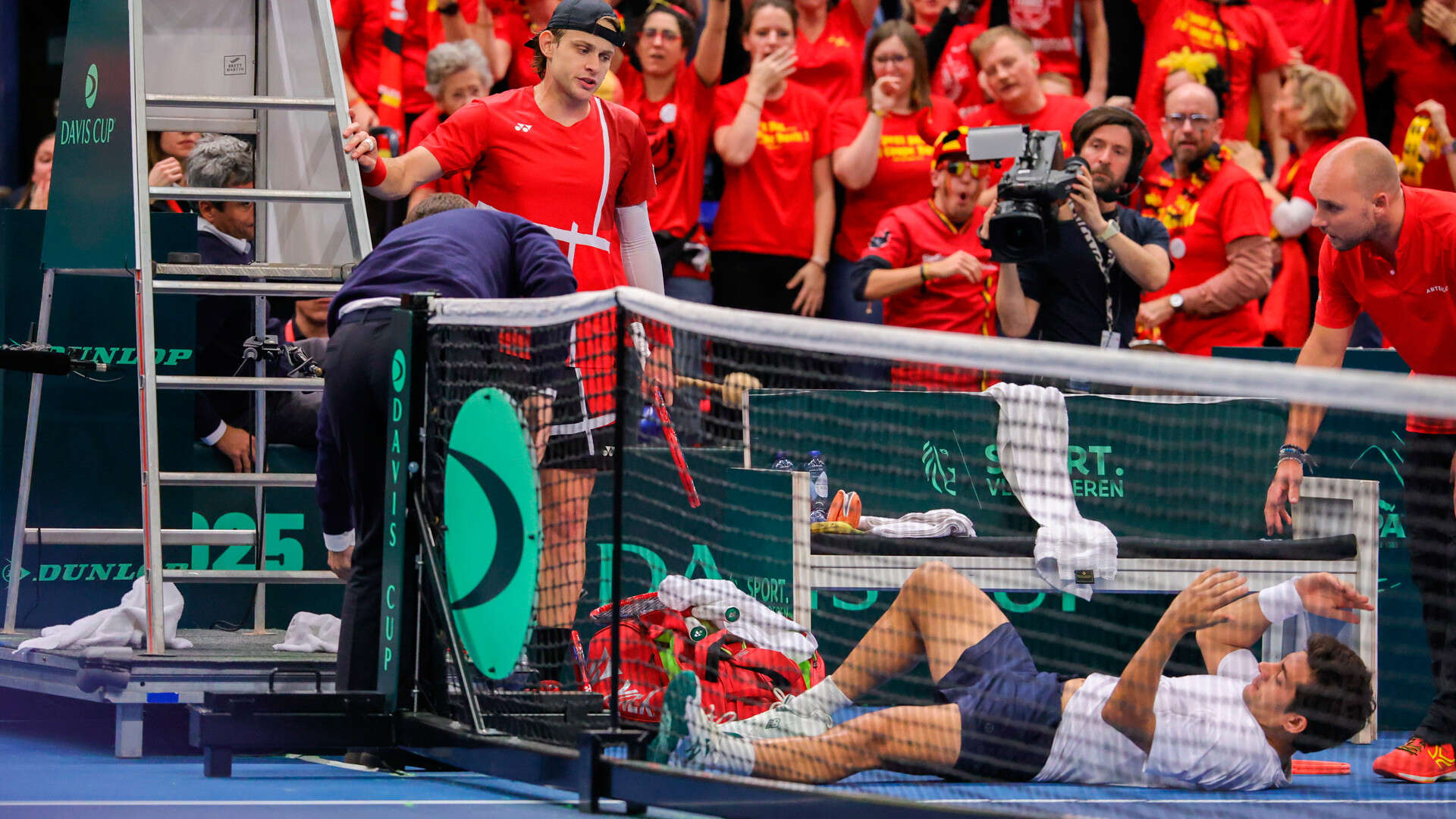 Surrealista eliminación de Chile de la Copa Davis tras la negativa de Garín a seguir jugando tras recibir un golpe de su rival en el ojo