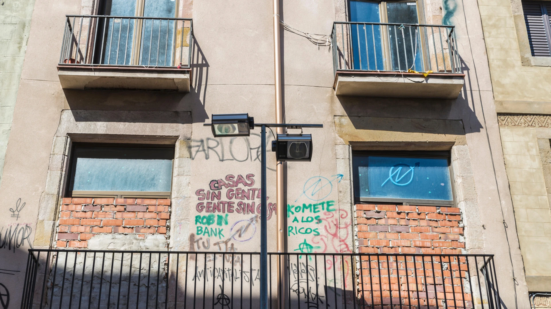 Paga 3.000 euros al okupa de su casa nueva en Madrid para que se marche y el notario le da una noticia que no esperaba: 