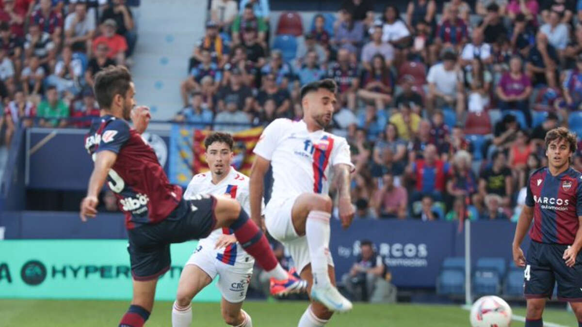 El Levante doblega a un Eldense que acabó con nueve jugadores y enfadado con el árbitro: 