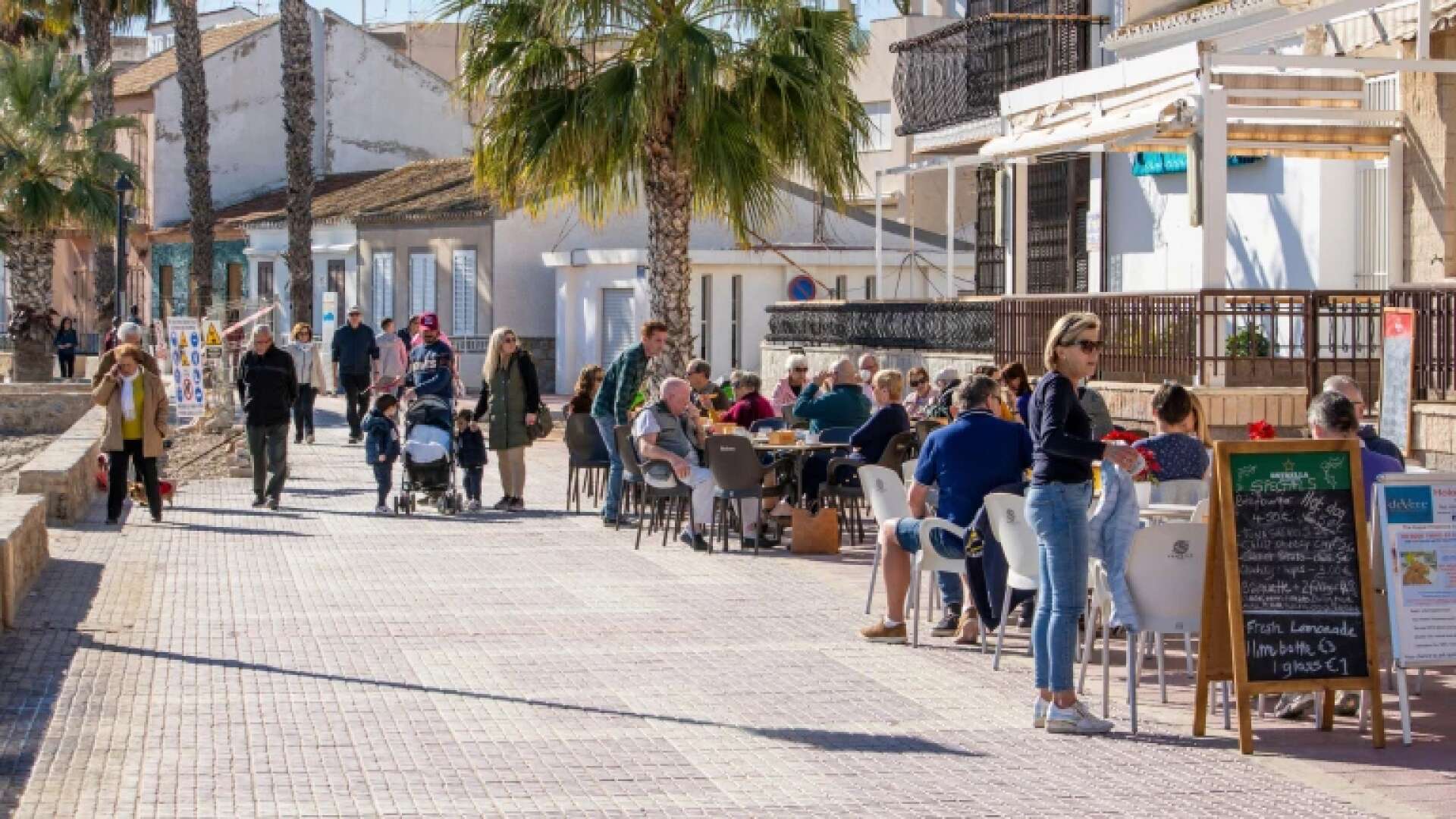 Trae comida sin pedir permiso a un bar, deja una mala reseña y así sentencia el dueño al cliente: 