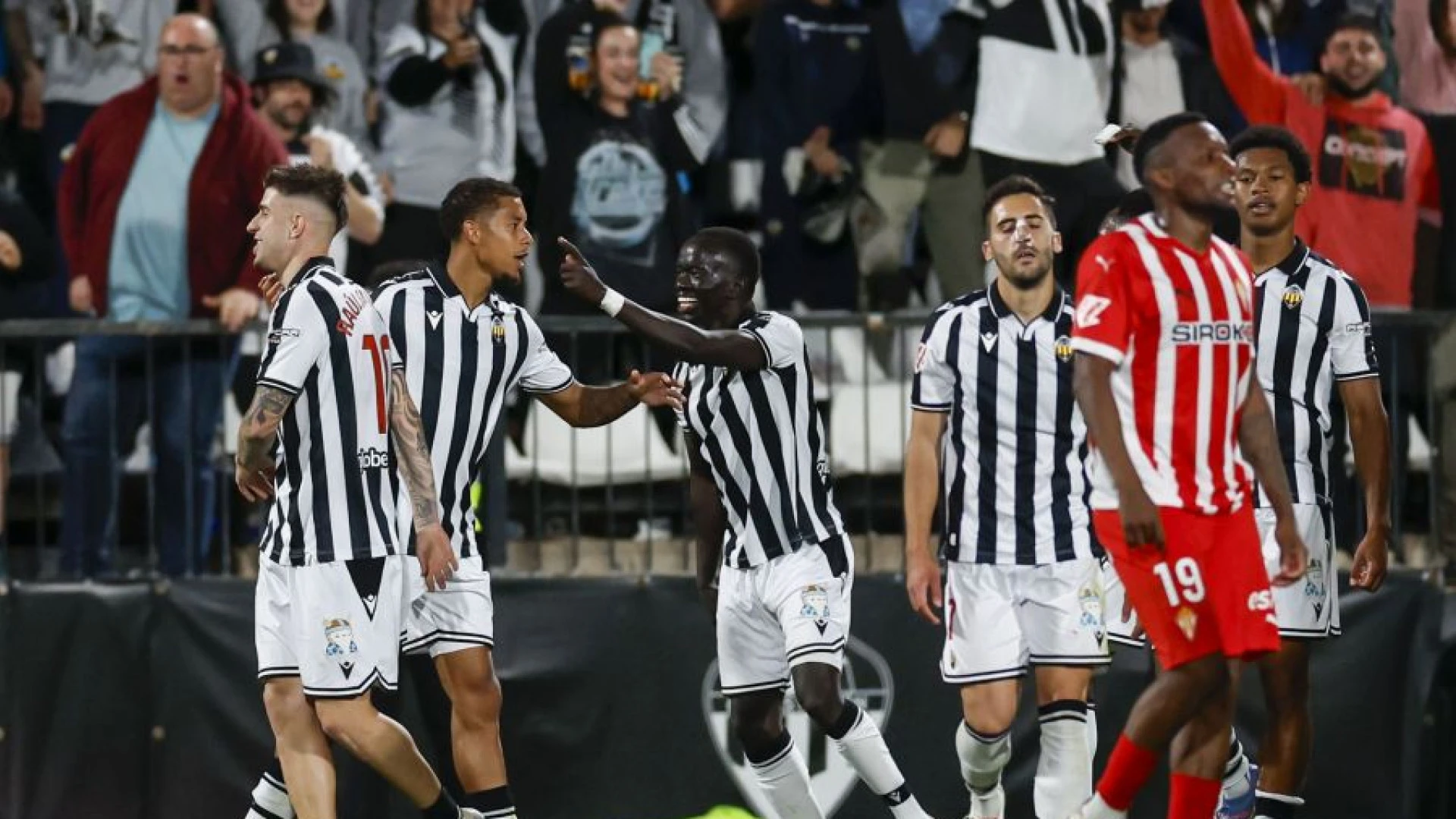 El Castellón acaricia la permanencia y deja al Sporting con los deberes por hacer
