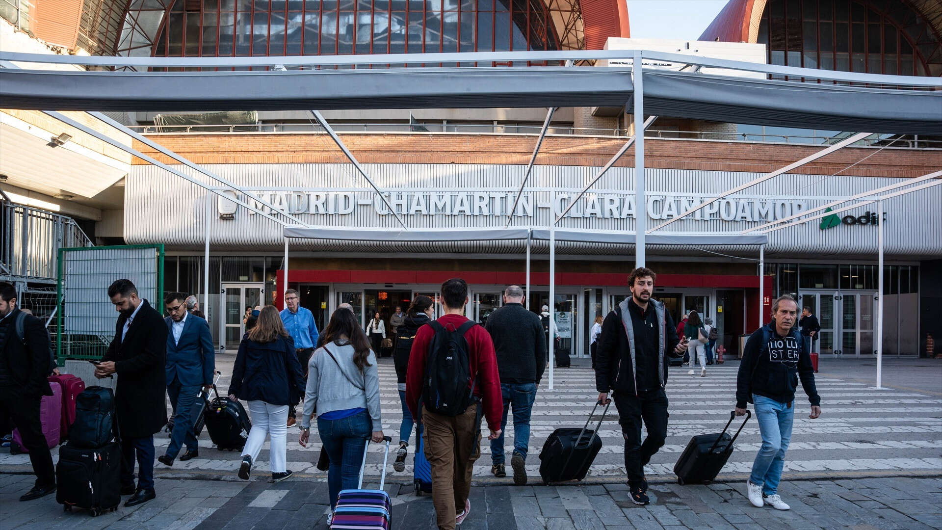 Un madrileño, a cuadros, por lo que hace un pasajero en pleno viaje cuando se acerca el revisor: 