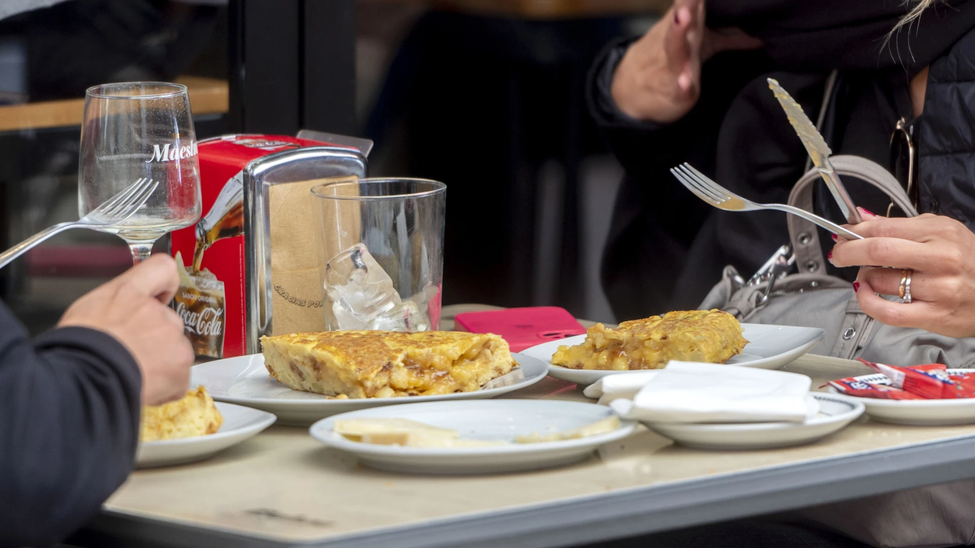 Ocho amigos van a cenar a un bar, se incendia la cocina y la solución de los camareros les deja sin palabras: 