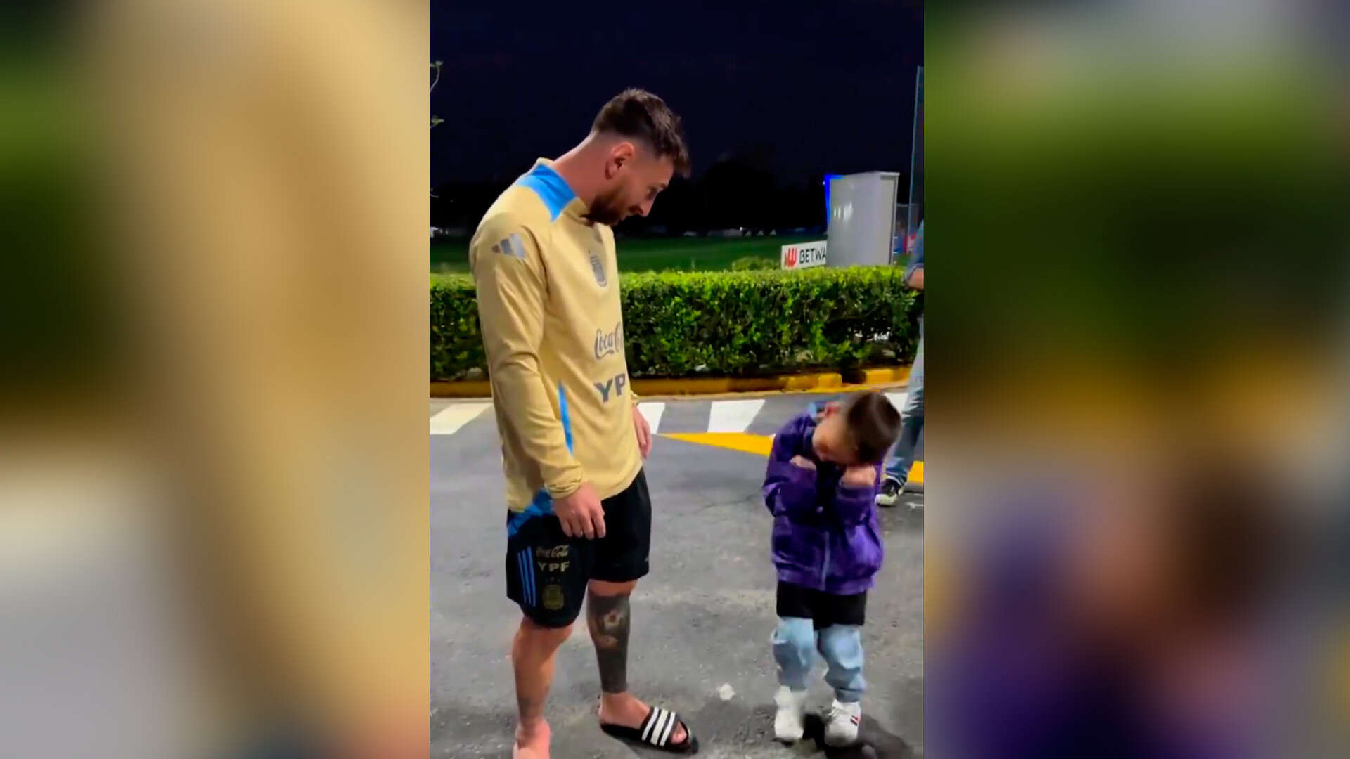 Un niño le pide a Leo Messi que celebre el gol con un baile que le deja sin palabras: 