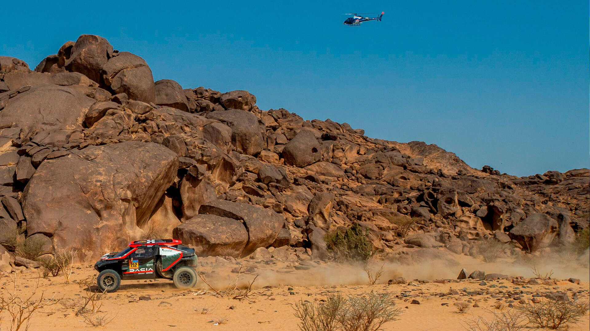 Cristina Gutiérrez firma un gran quinto puesto en coches y buenas sensaciones de Schareina en motos en la primera etapa del Dakar