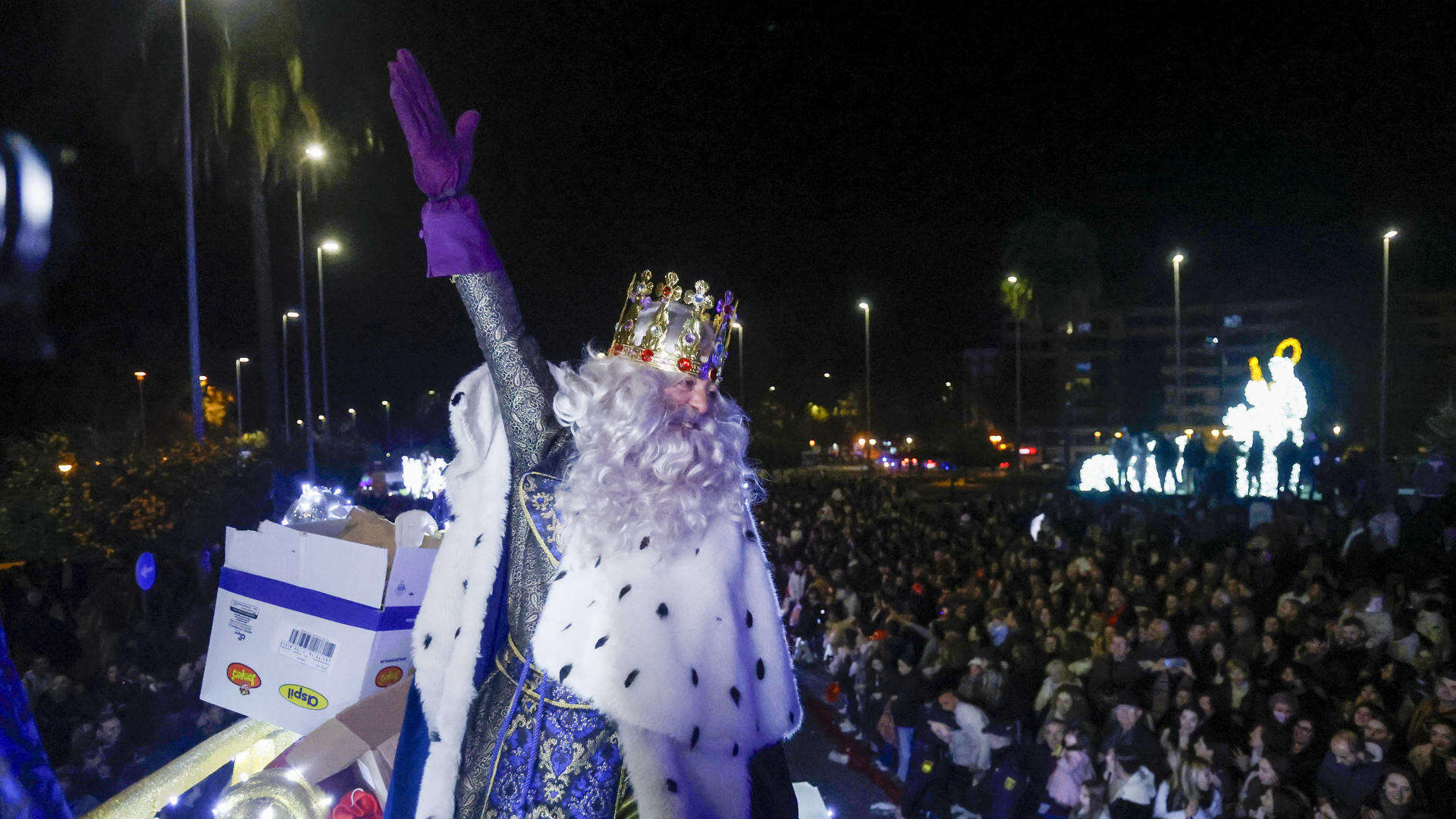 Sus Majestades los Reyes Magos hacen presencia de manera anticipada en varios puntos de España debido a la lluvia