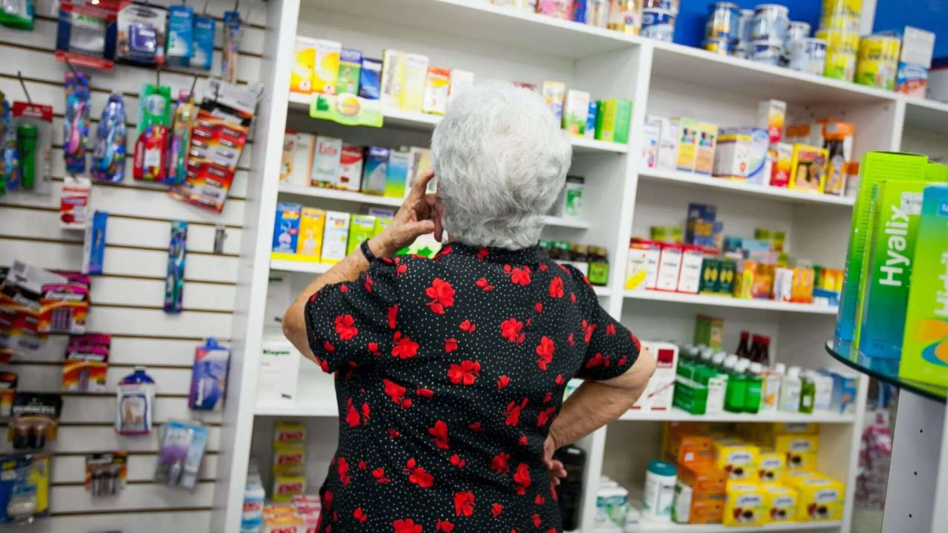 Este es el motivo por el que tu farmacéutico te vende el ibuprofeno más caro: No es para ganar más dinero