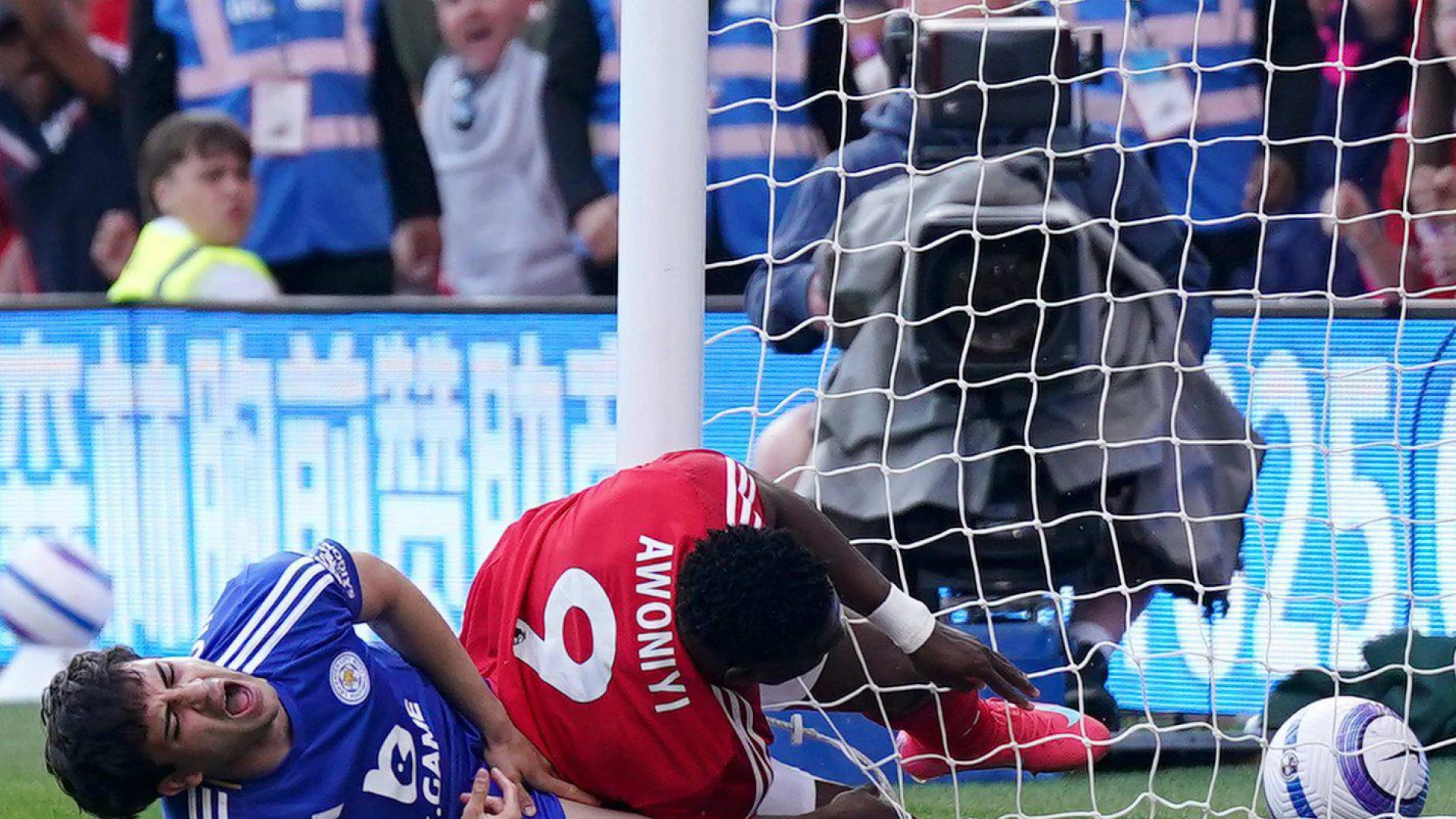 En coma inducido el futbolista del Forest que se dio un golpe brutal contra el palo