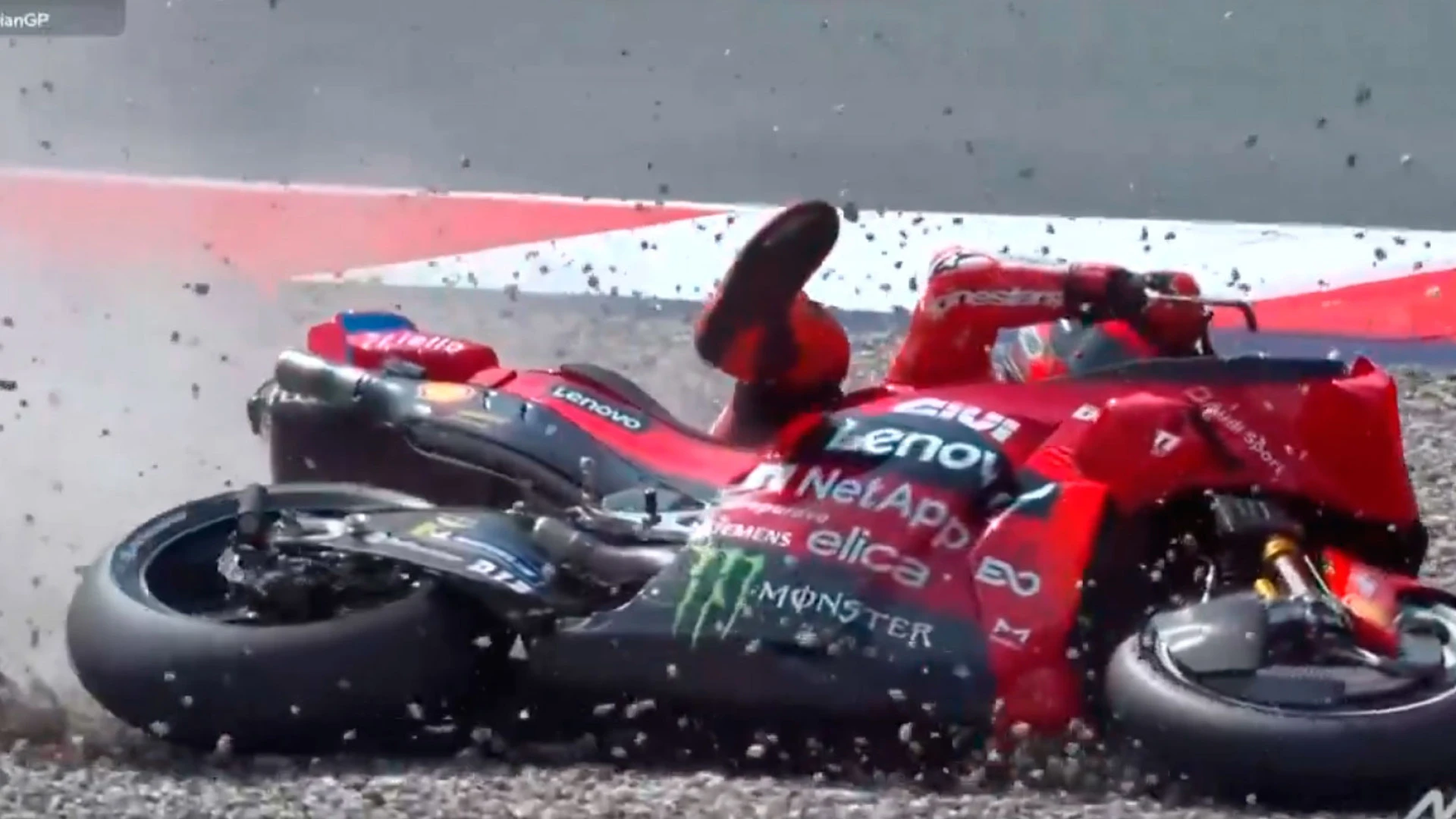 Márquez besa el suelo y entrega la pole a Bezzecchi