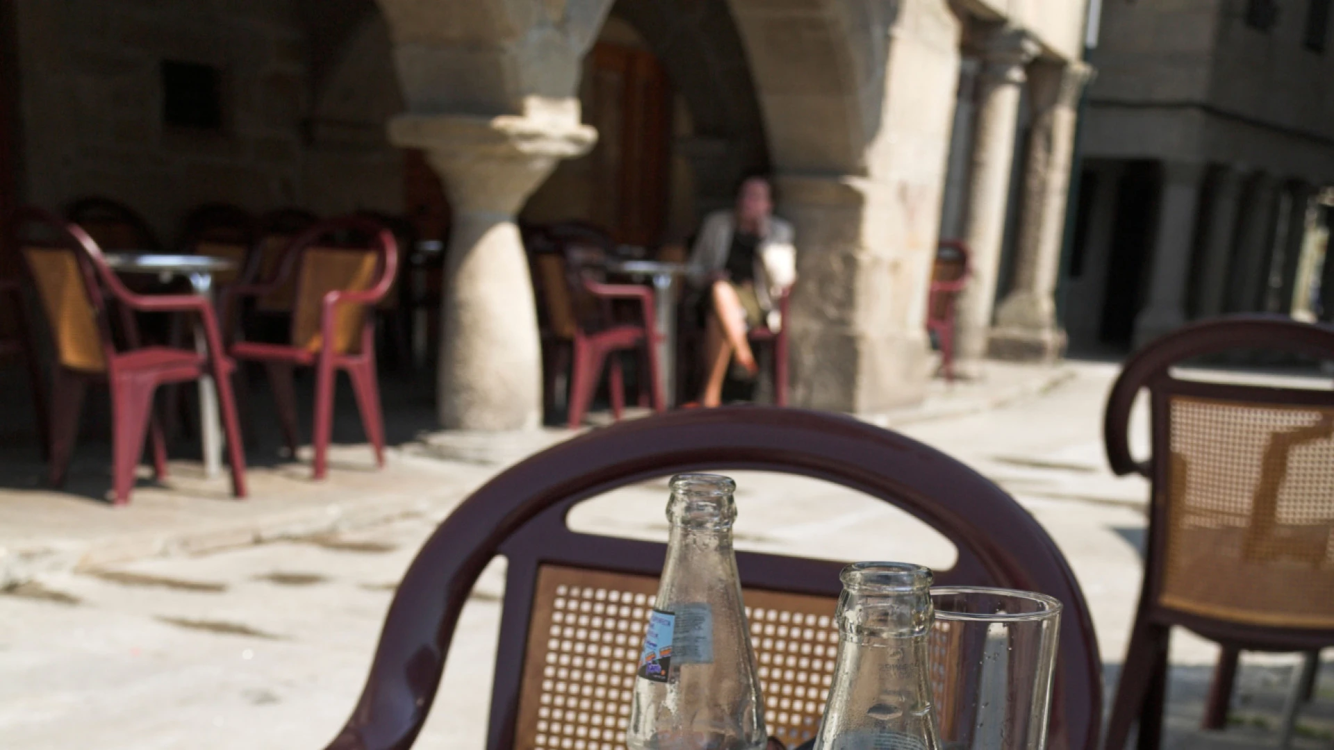 Un anciano va a un bar en plena ola de calor, pide un refresco y la respuesta del camarero deja a los clientes sin palabras: 