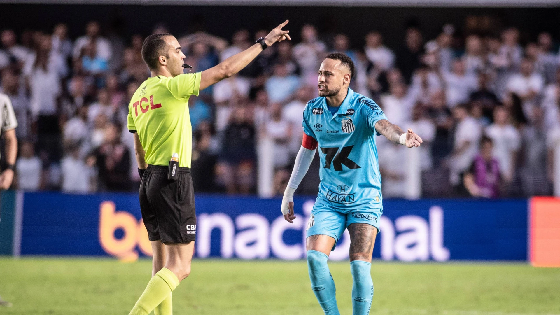 Neymar, expulsado en su primer partido tras un mes parado: 