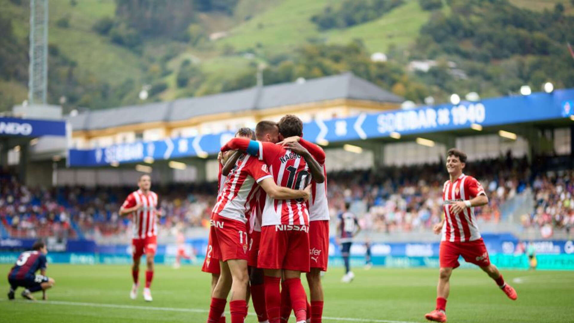 El Sporting remonta al Eibar gracias a su buena labor defensiva