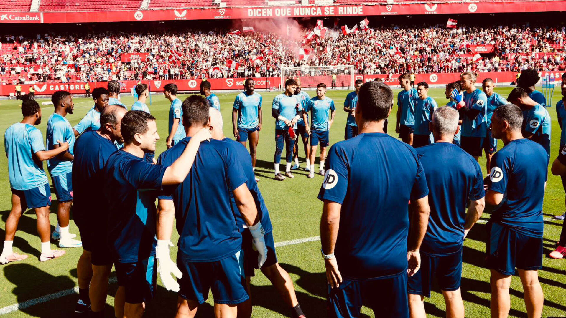 El Sevilla abre su entrenamiento previo al derbi y se da un impresionante baño de masas