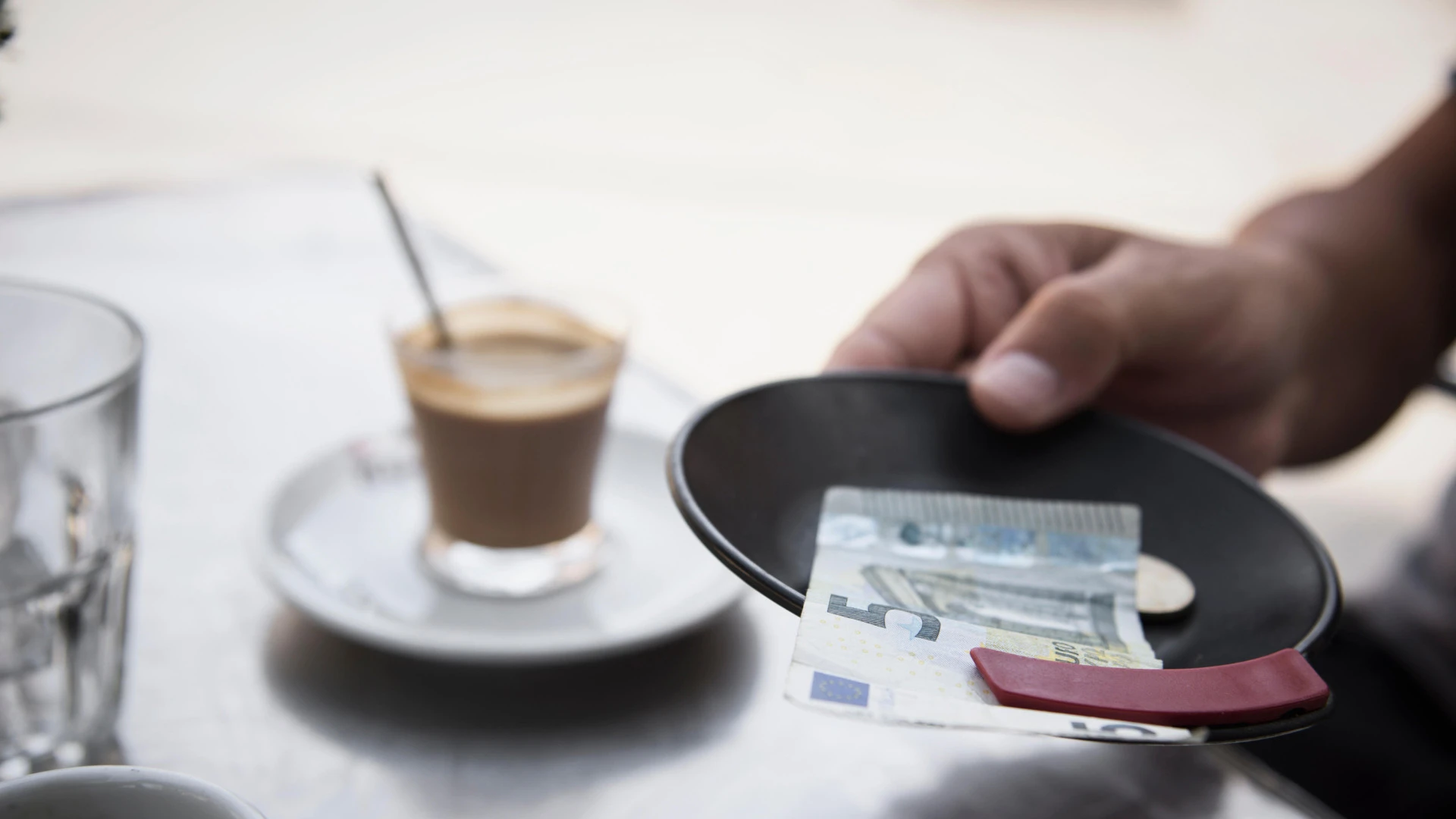 Pide dos cafés en una cafetería y, cuando va a ver la cuenta, no da crédito a lo que le cobran por la leche: 