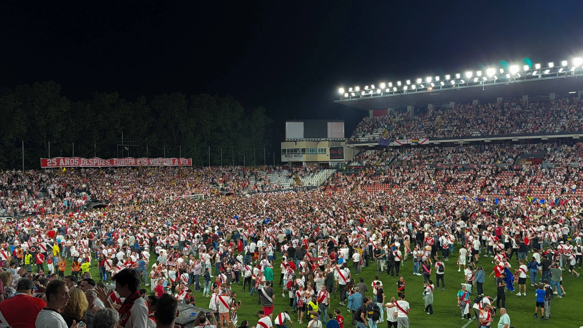 La imagen que empañó la fiesta europea del Rayo: Ratiu intentó agredir a Pedro Díaz