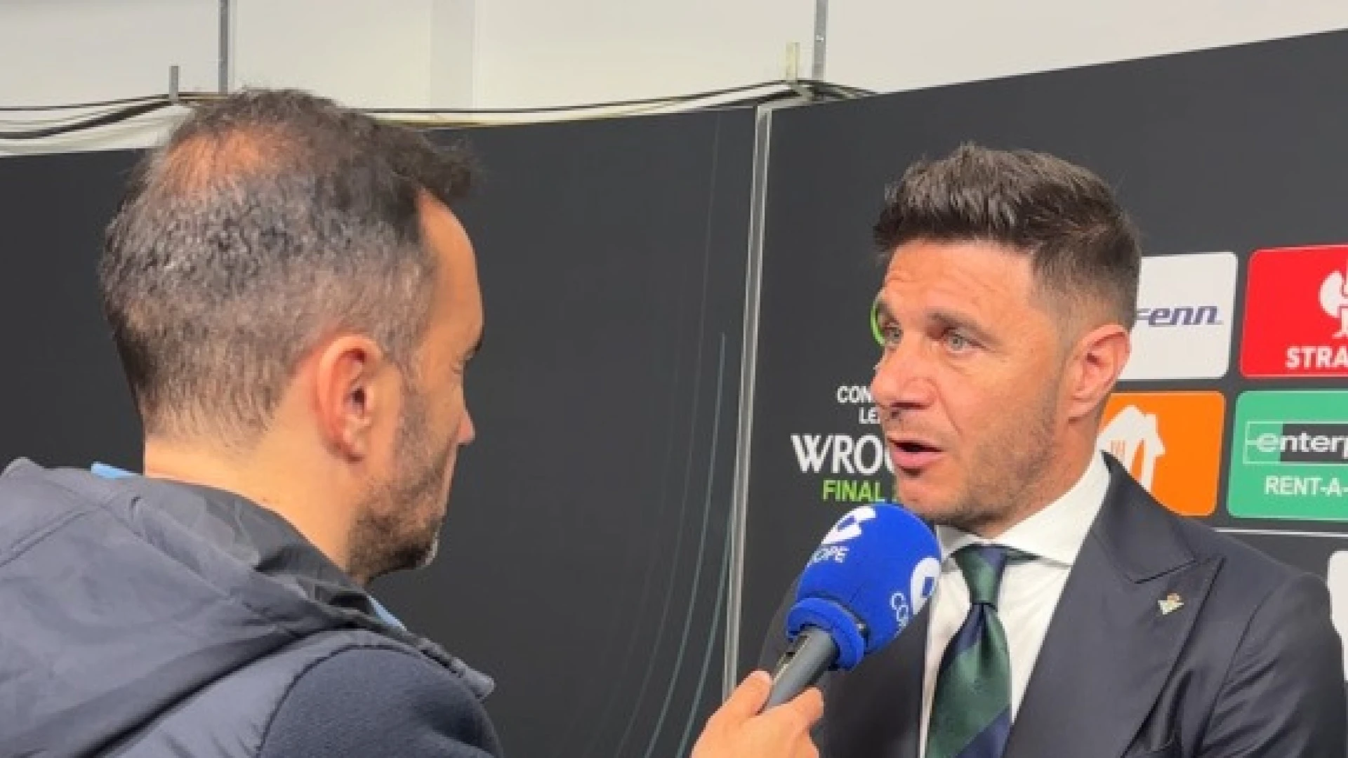 Juanma Castaño pregunta a Joaquín Sánchez por la polémica felicitación del Sevilla y manda un mensaje: 