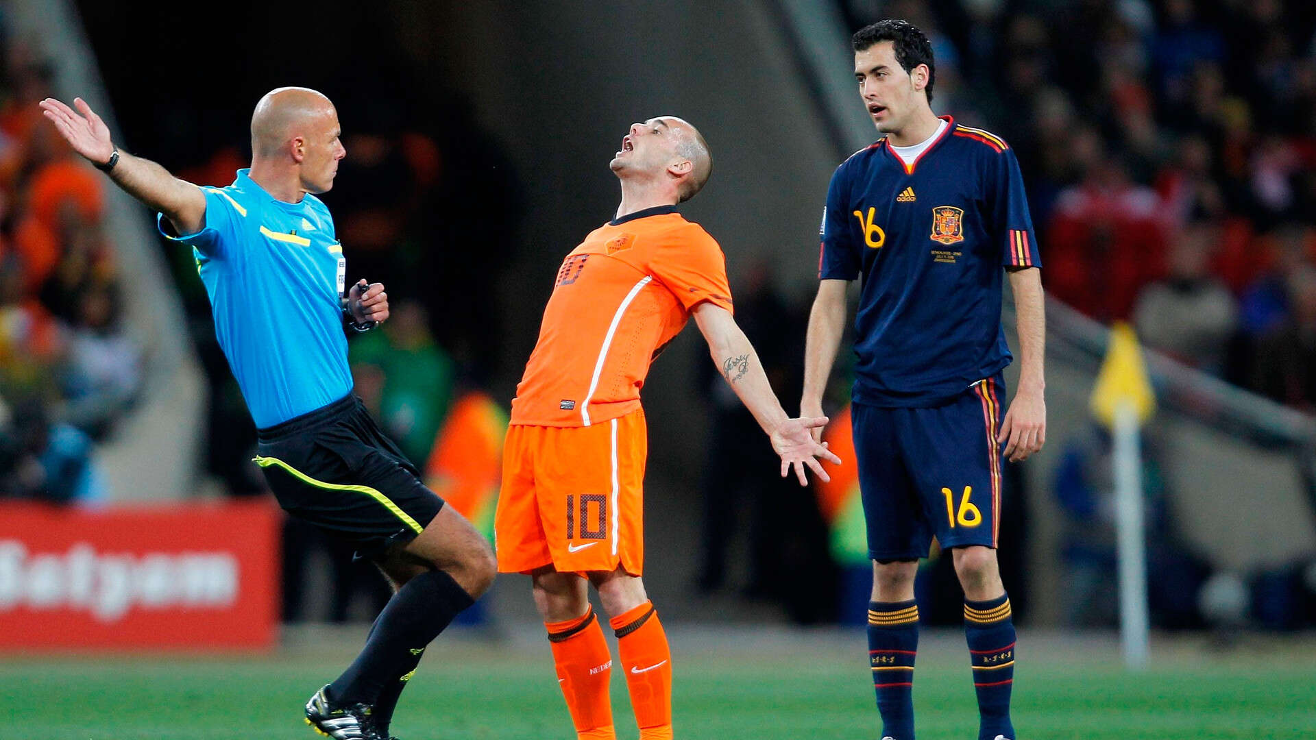 Wesley Sneijder se 'despacha' a gusto contra Sergio Busquets: 