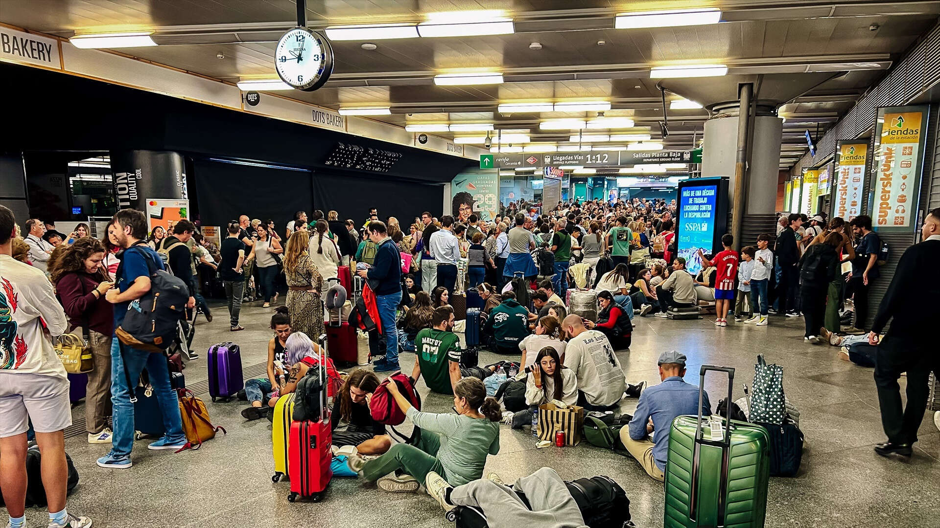 Renfe reubicará esta tarde a 1.074 viajeros de trenes anunciados como suspendidos tras los problemas en Atocha