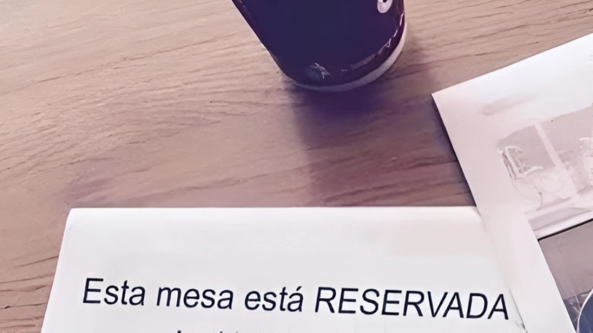 Llega a un bar y cuando ve para quién está reservada la mesa que quería se queda sin palabras: cliente habitual