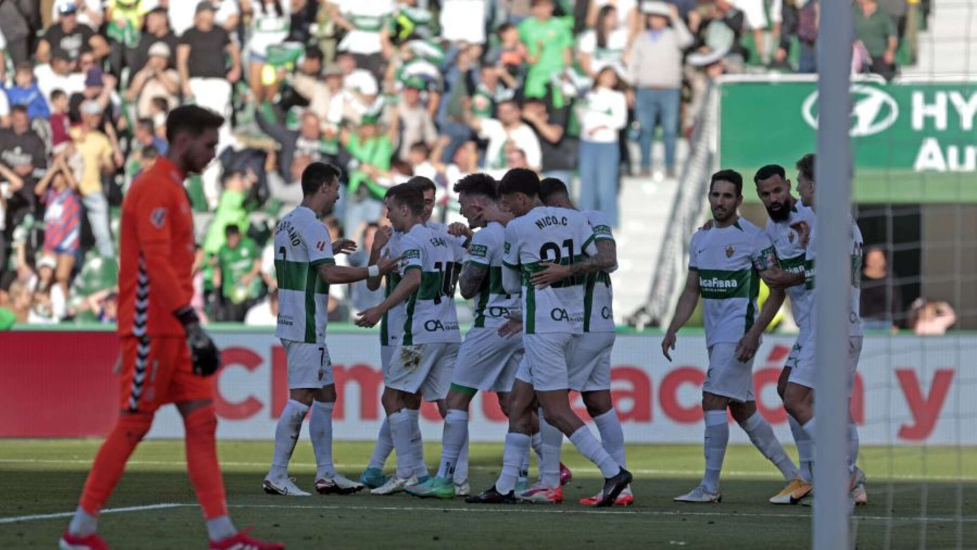 Febas y Pejiño mantienen al Elche en la pelea del ascenso directo