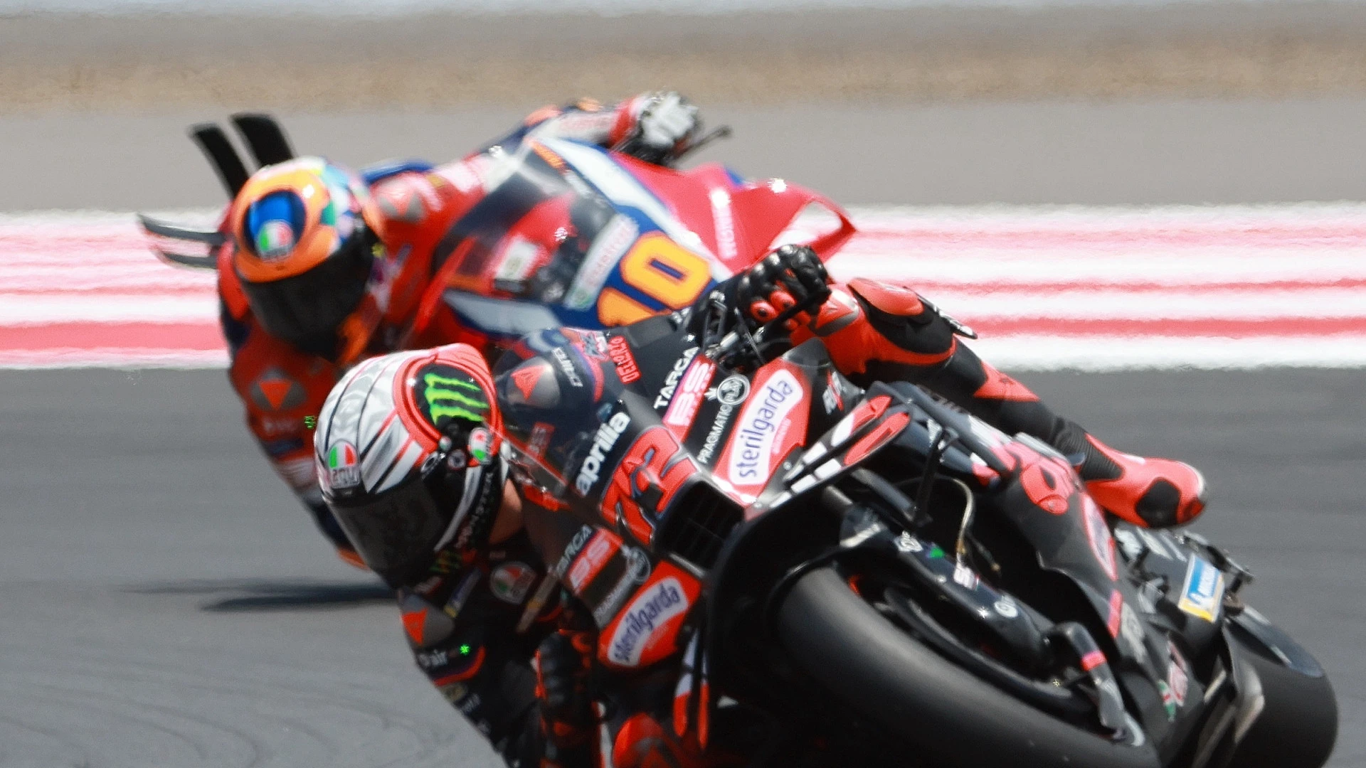 Bezzecchi firma una remontada imposible en un mal día para Márquez