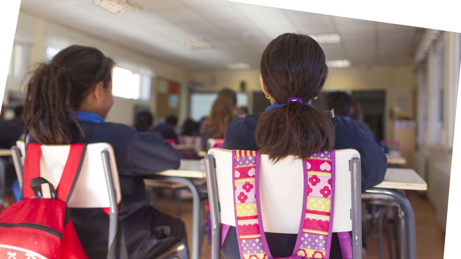 Le llueven las críticas por un gesto al corregir a sus alumnos y esta es la respuesta que tienen al enterarse: 