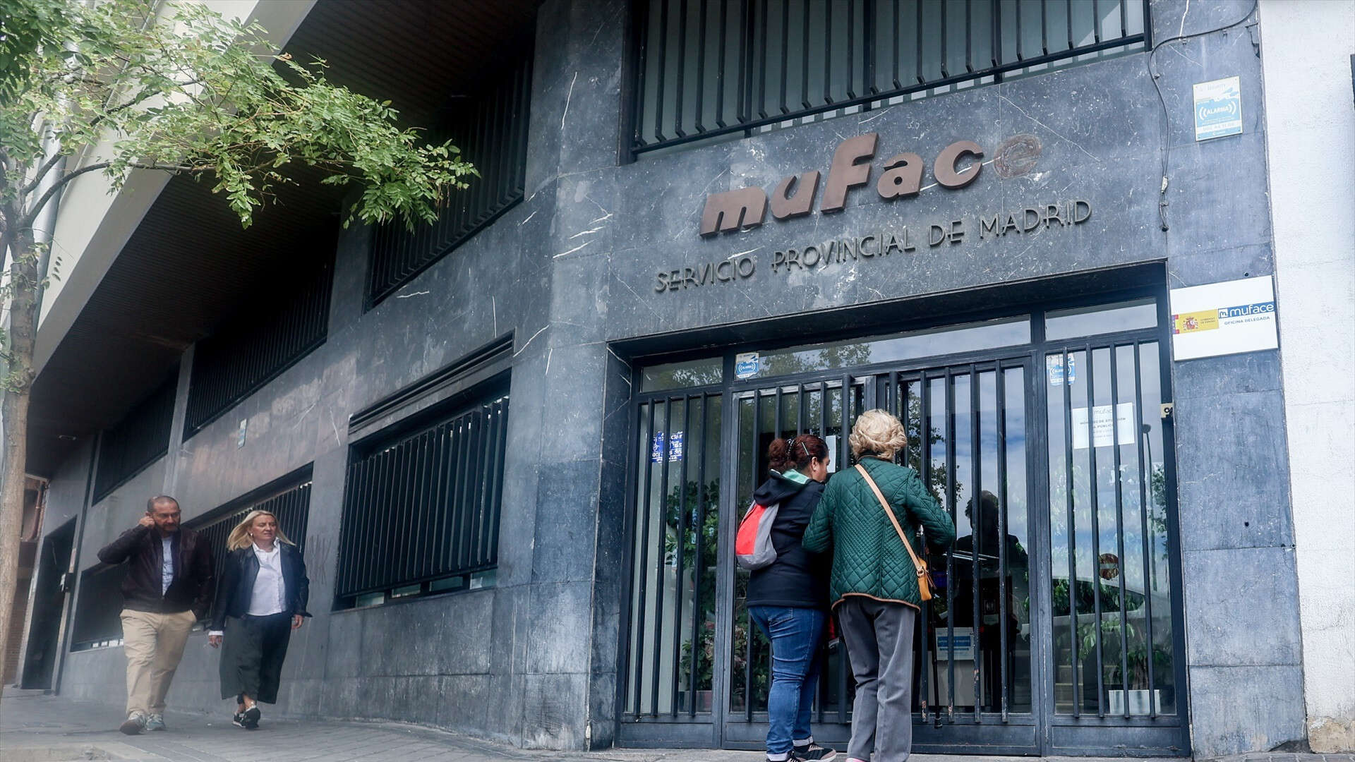 Adeslas tira la toalla y se retira del seguro de los funcionarios de Muface porque perdería 250 millones